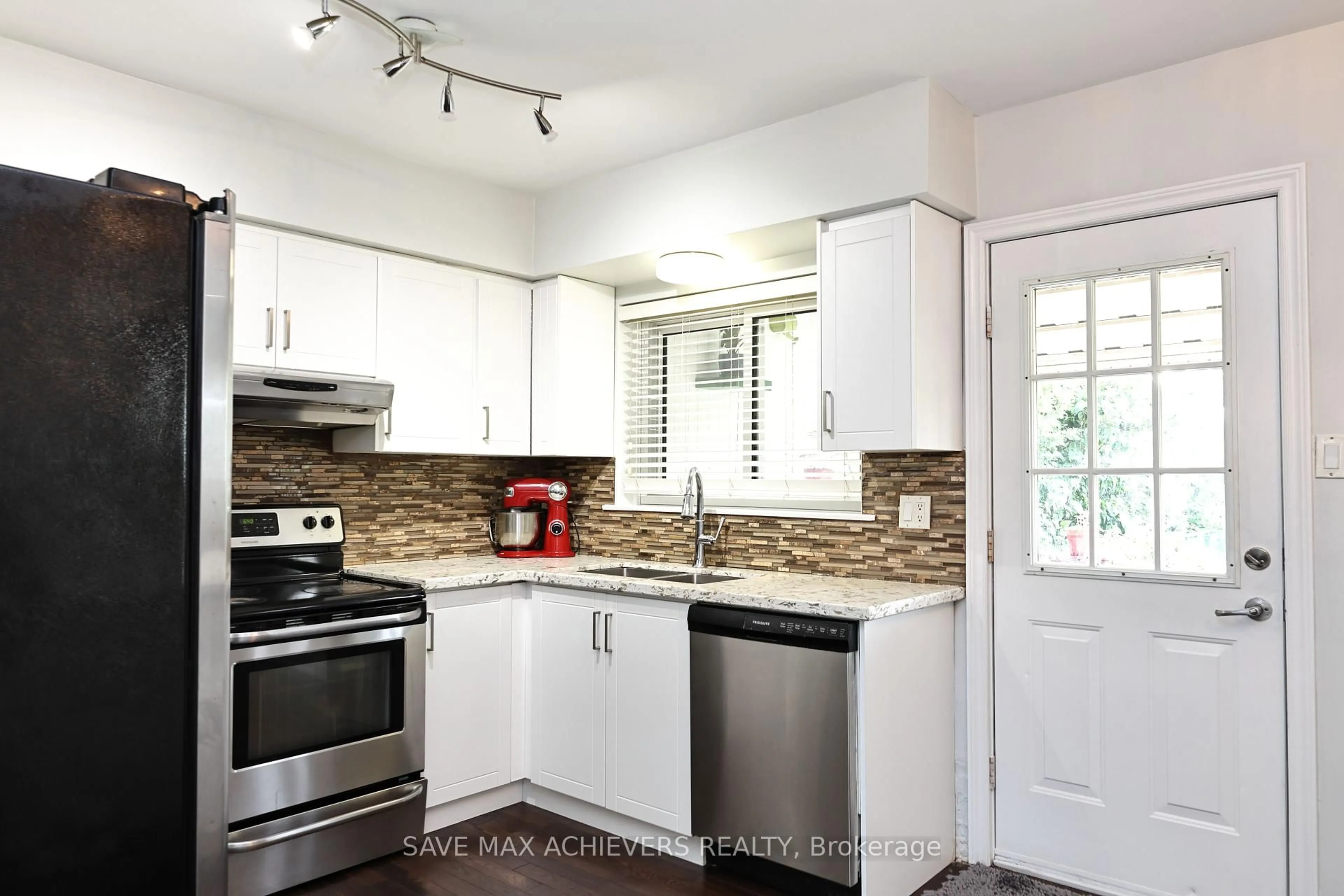 Unknown for 3286 Marlene Crt, Mississauga Ontario L4X 2N5