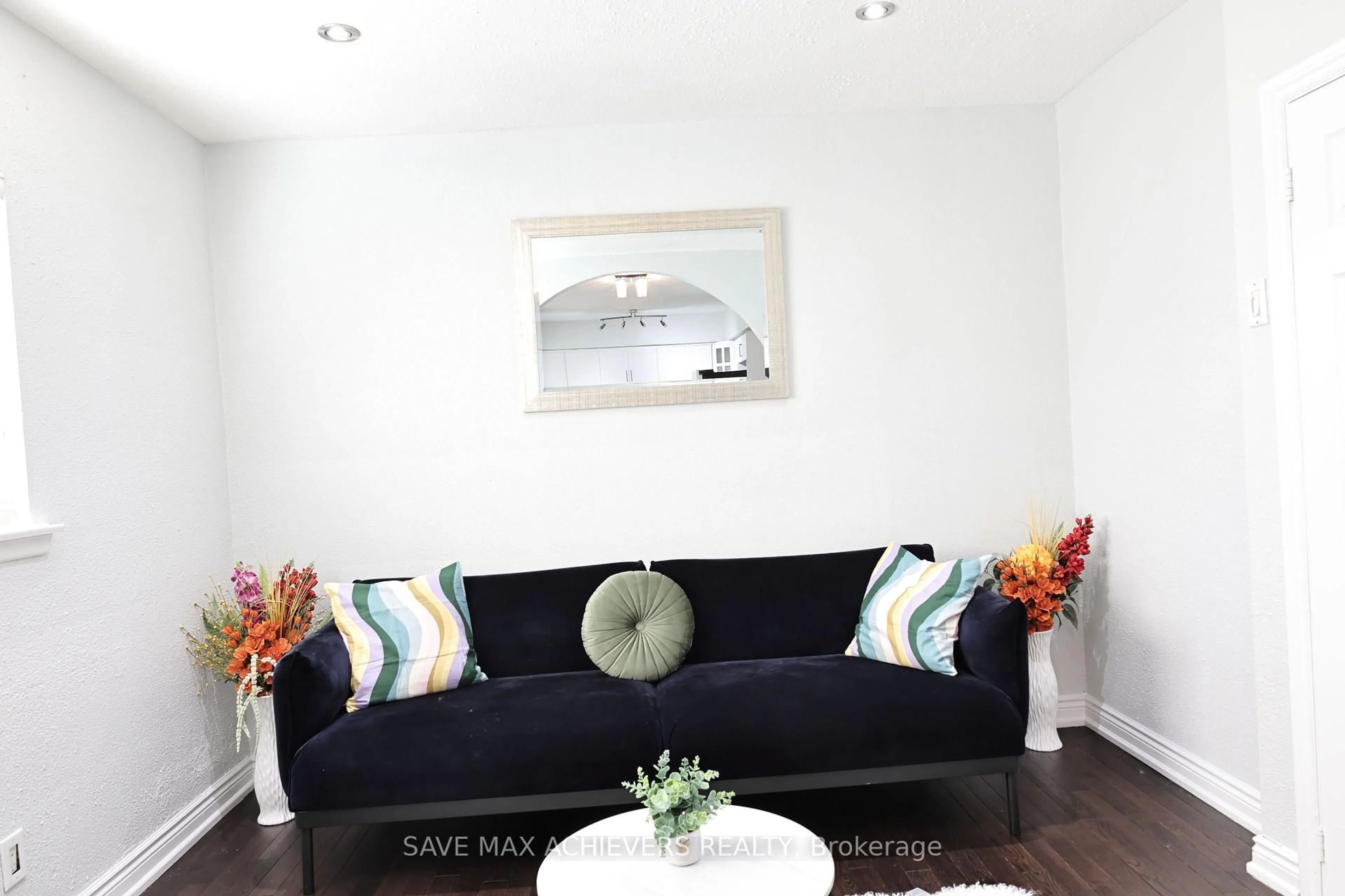 Living room with furniture, wood/laminate floor for 3286 Marlene Crt, Mississauga Ontario L4X 2N5