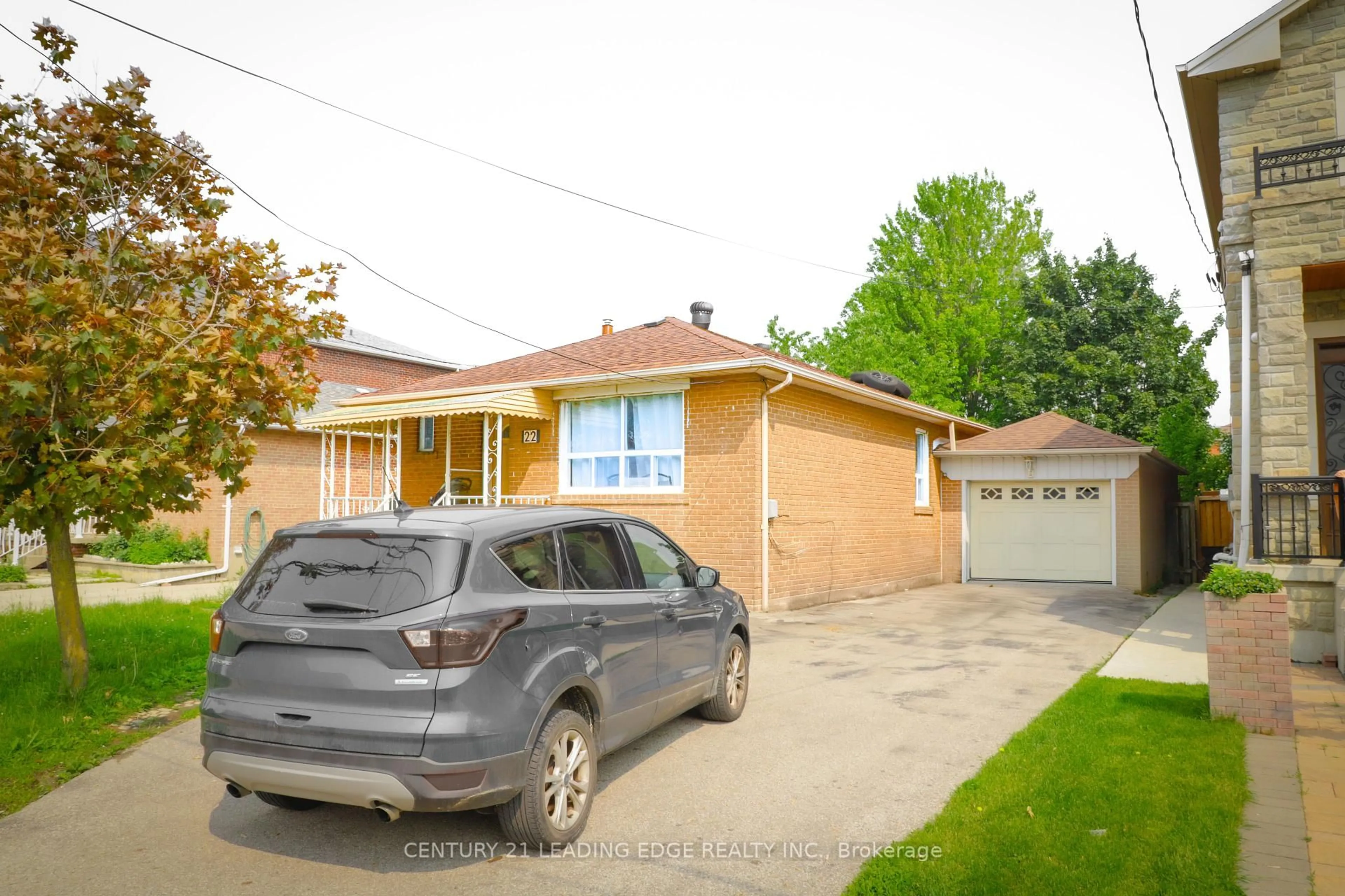 A pic from outside/outdoor area/front of a property/back of a property/a pic from drone, street for 22 Katherine Rd, Toronto Ontario M3K 1H9