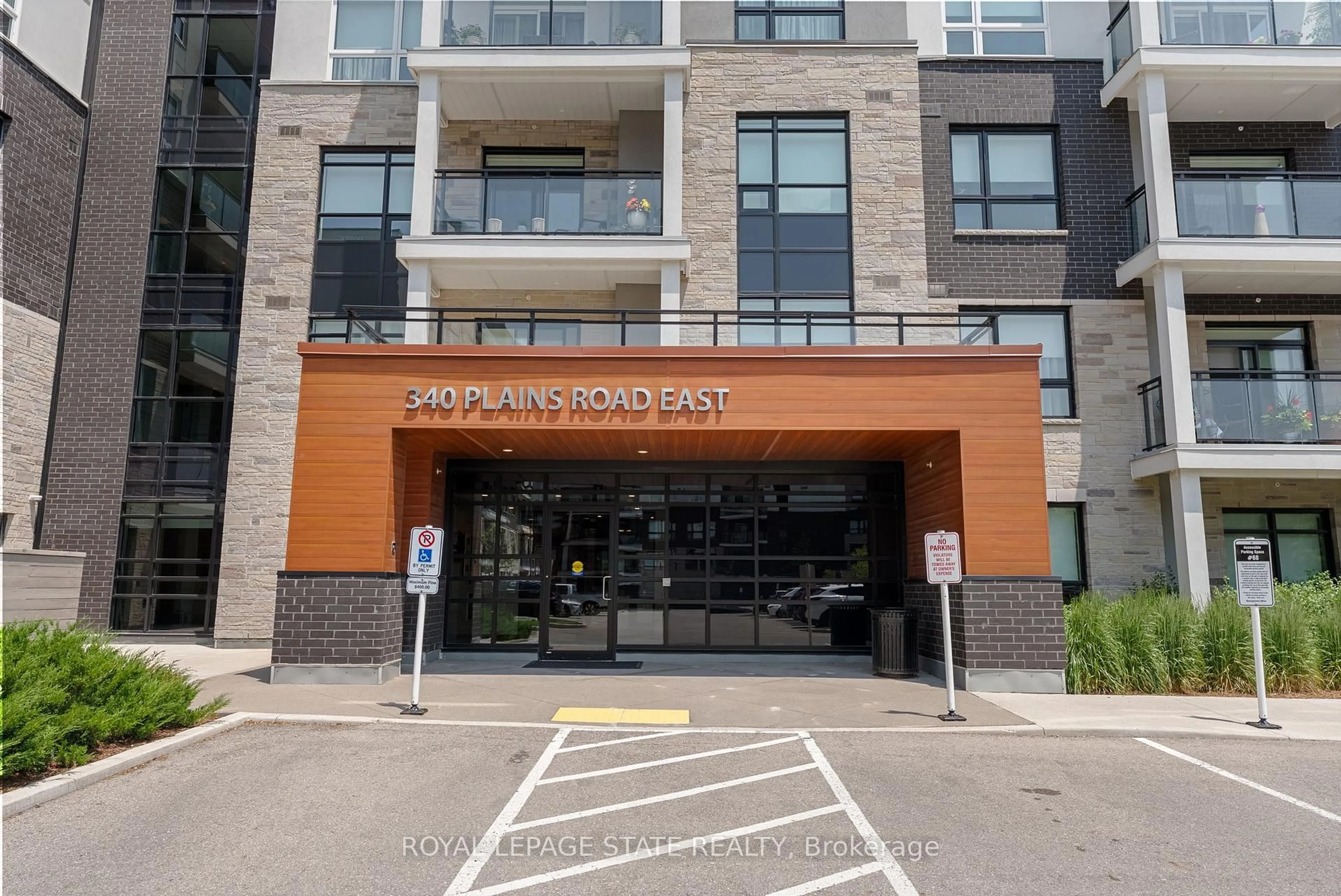Indoor foyer for 340 Plains Rd #202, Burlington Ontario L7T 0C2