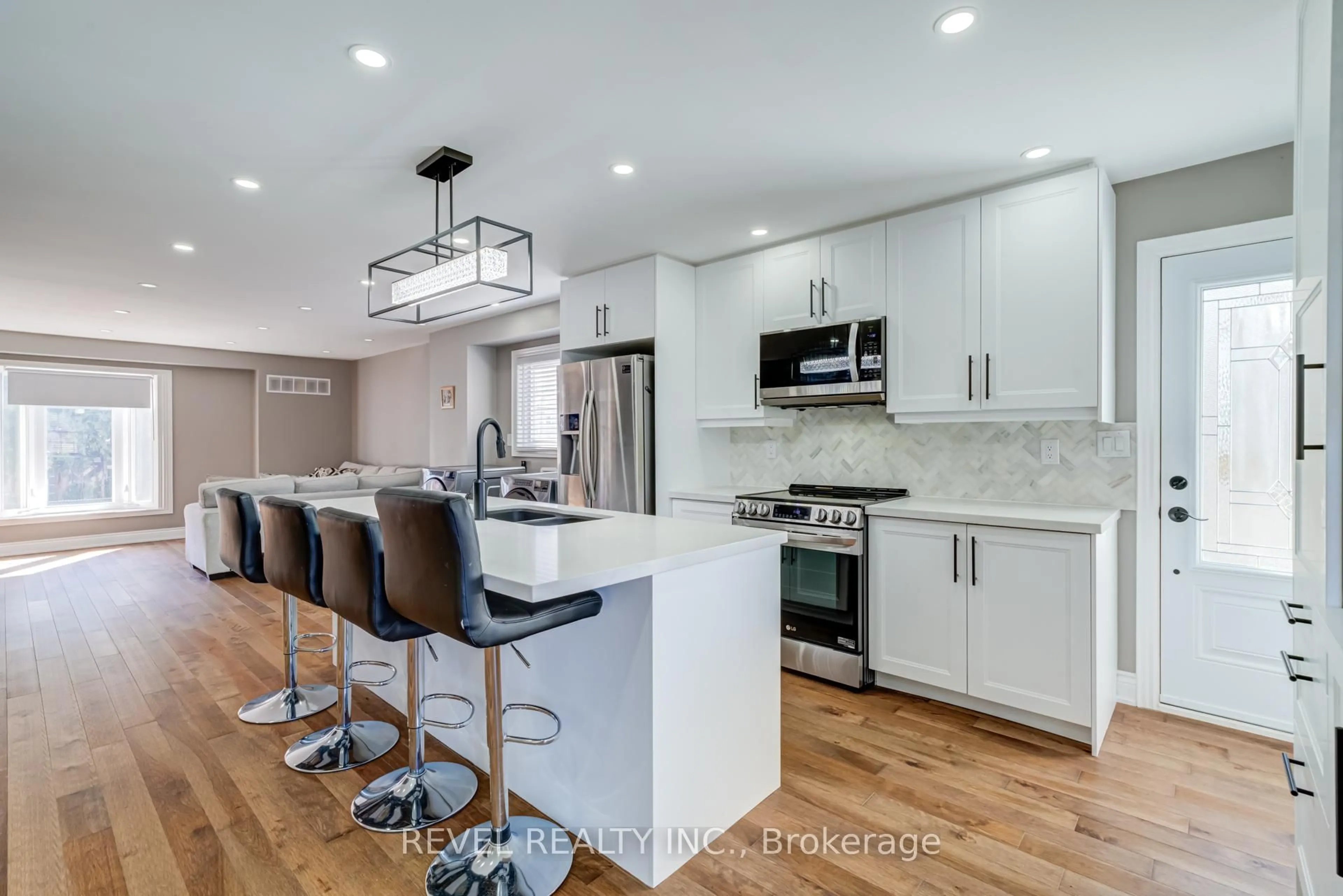 Contemporary kitchen, unknown for 524 Fergo Ave, Mississauga Ontario L5B 2J3