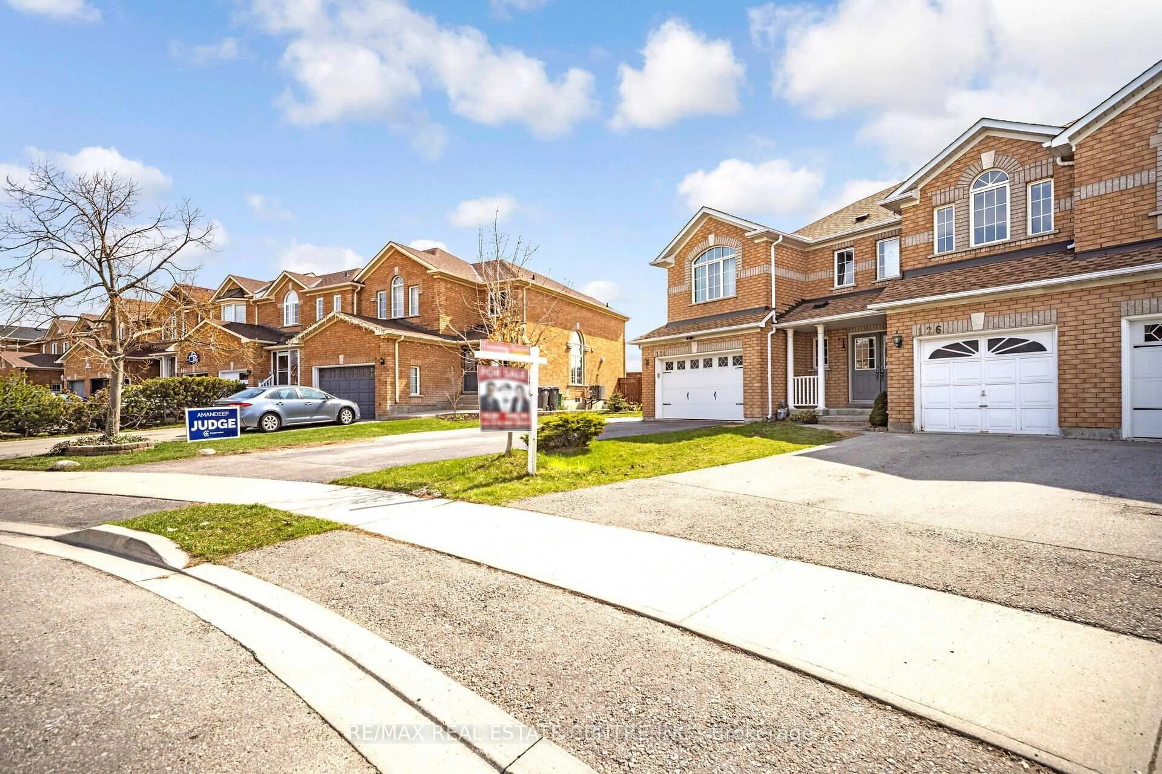 A pic from outside/outdoor area/front of a property/back of a property/a pic from drone, street for 126 Sandyshores Dr, Brampton Ontario L6R 2M3