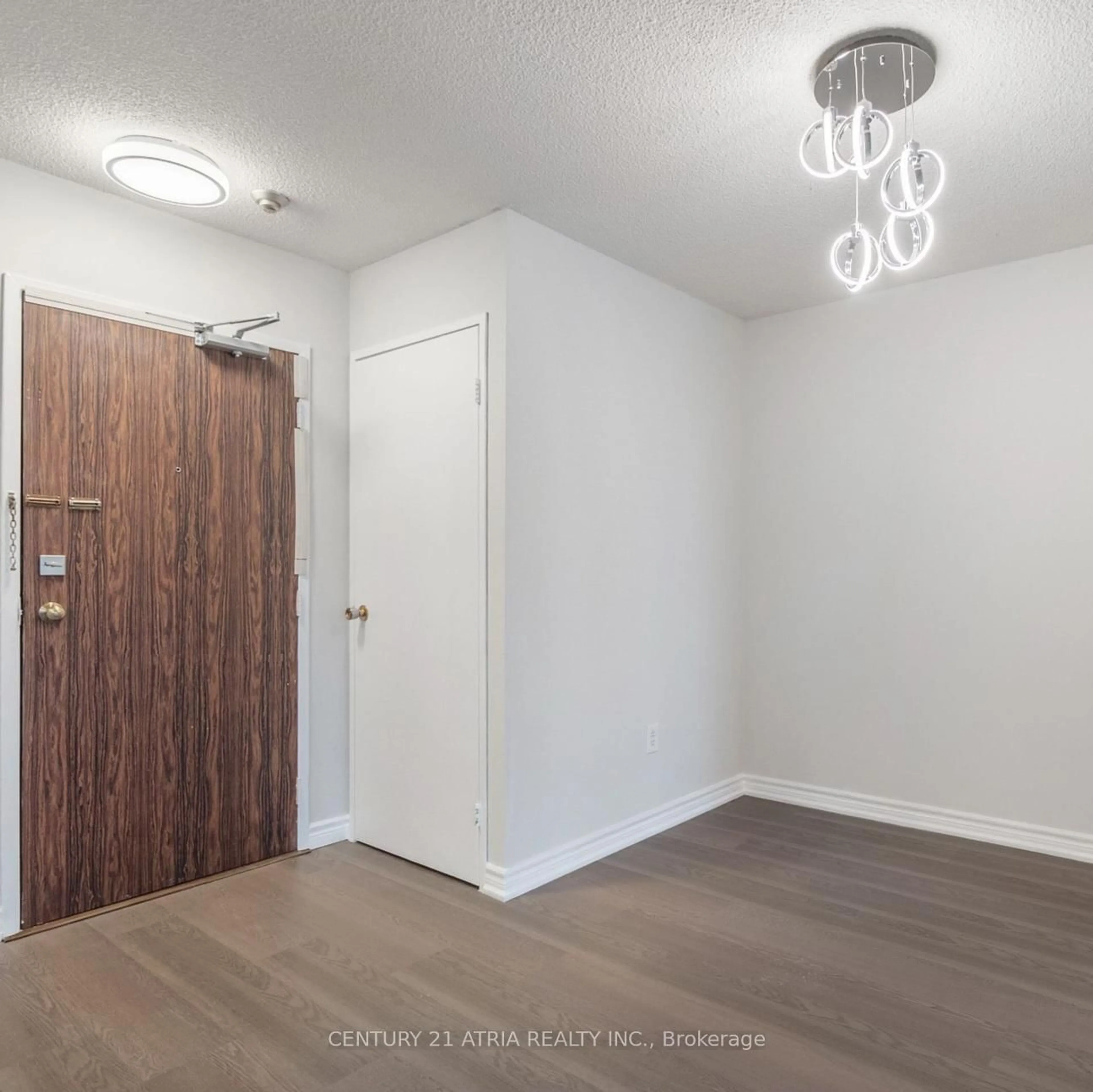 Indoor entryway for 17 Knightsbridge Rd #506, Brampton Ontario L6T 3X9