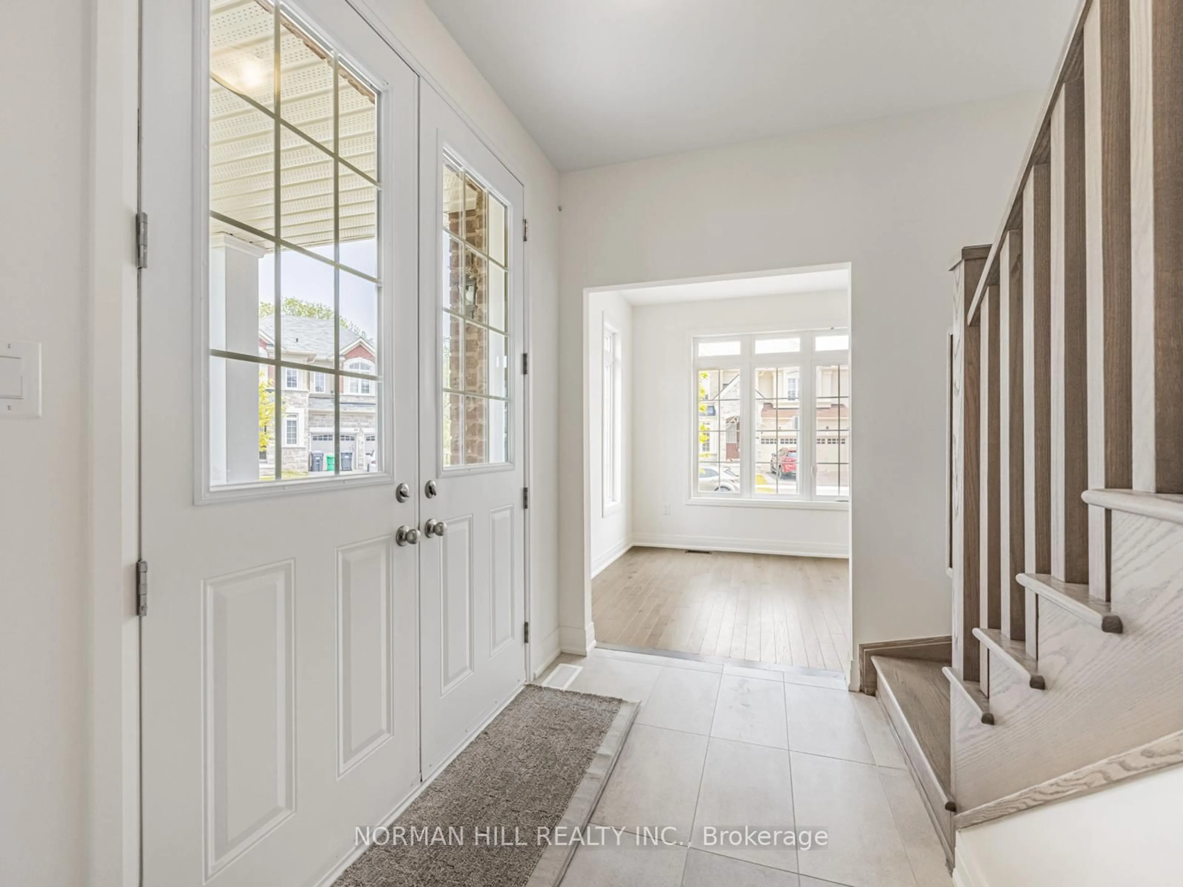 Indoor entryway for 15 Unwind Cres, Brampton Ontario L6X 0B3