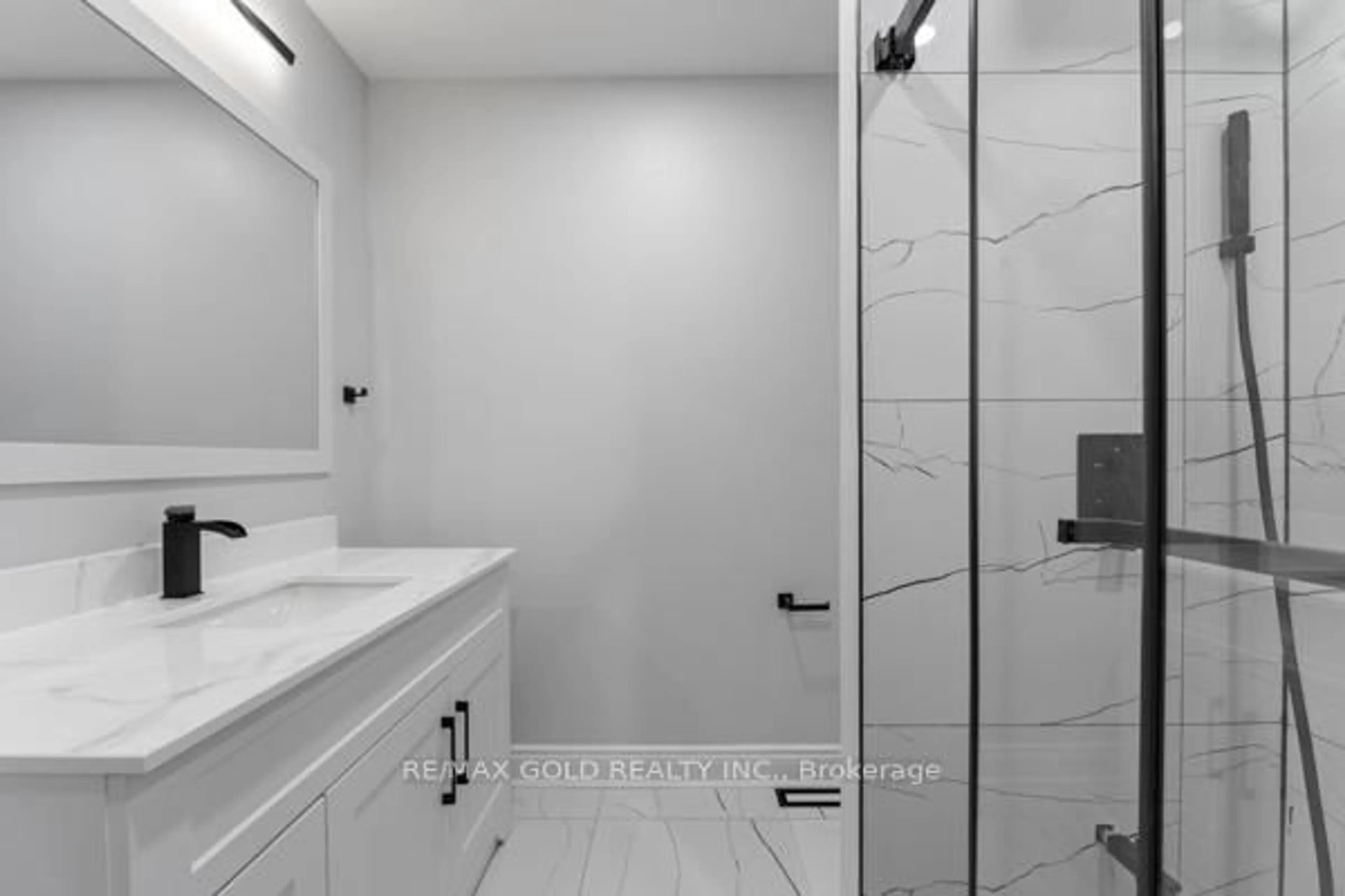 Standard bathroom, ceramic/tile floor for 16 Upshall Dr, Brampton Ontario L6P 1E1
