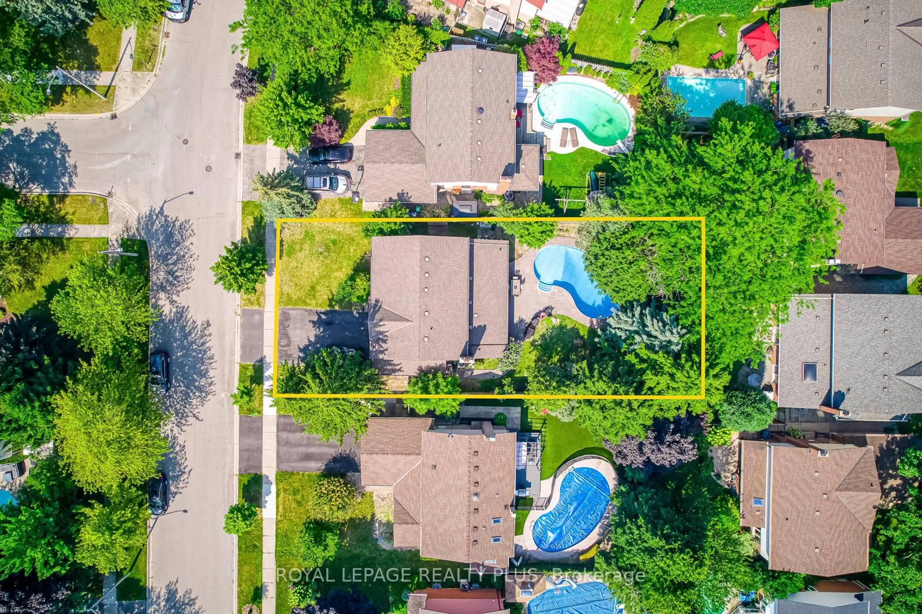 A pic from outside/outdoor area/front of a property/back of a property/a pic from drone, street for 1628 Woodeden Dr, Mississauga Ontario L5H 3S5