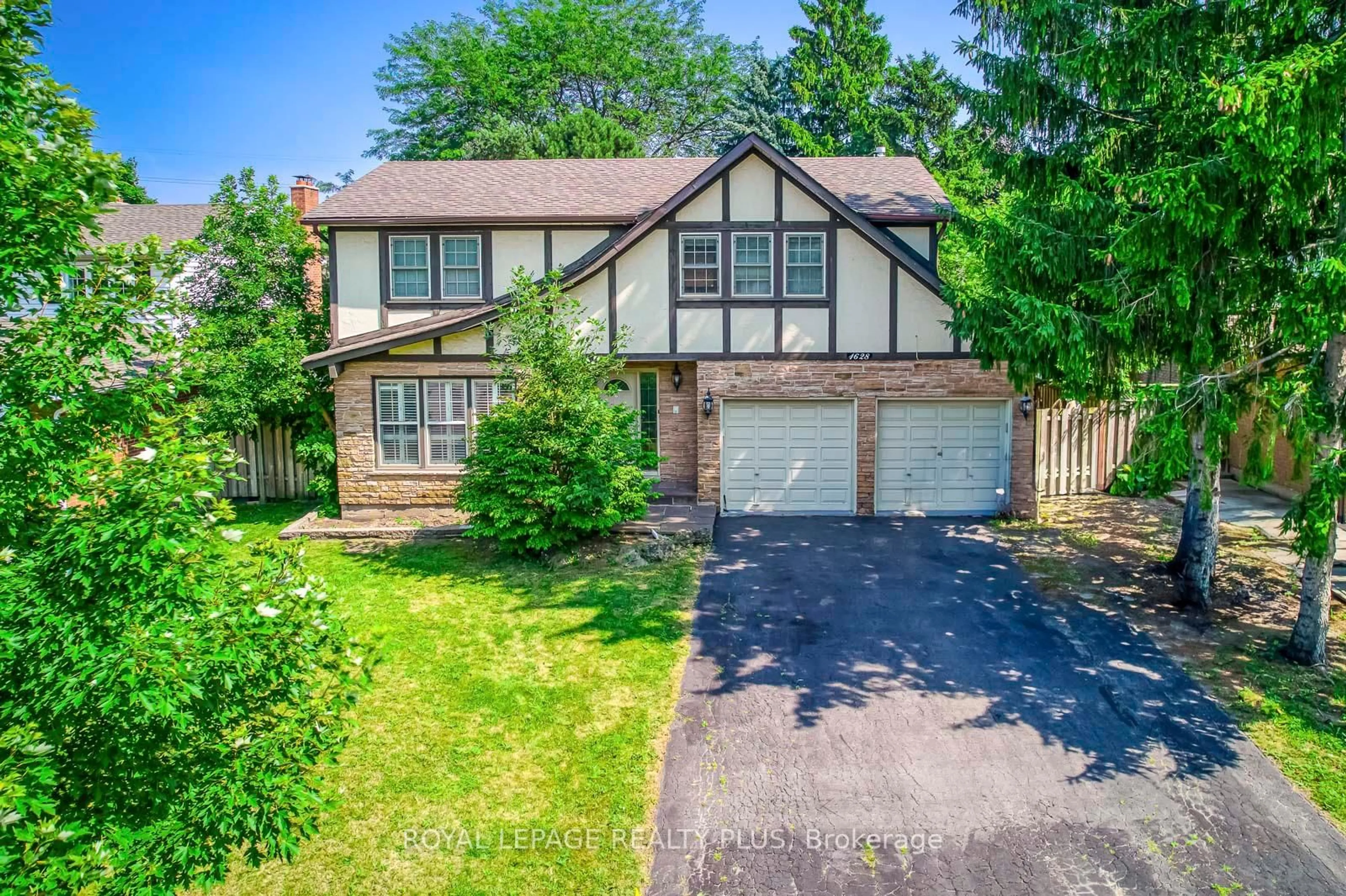 A pic from outside/outdoor area/front of a property/back of a property/a pic from drone, street for 1628 Woodeden Dr, Mississauga Ontario L5H 3S5