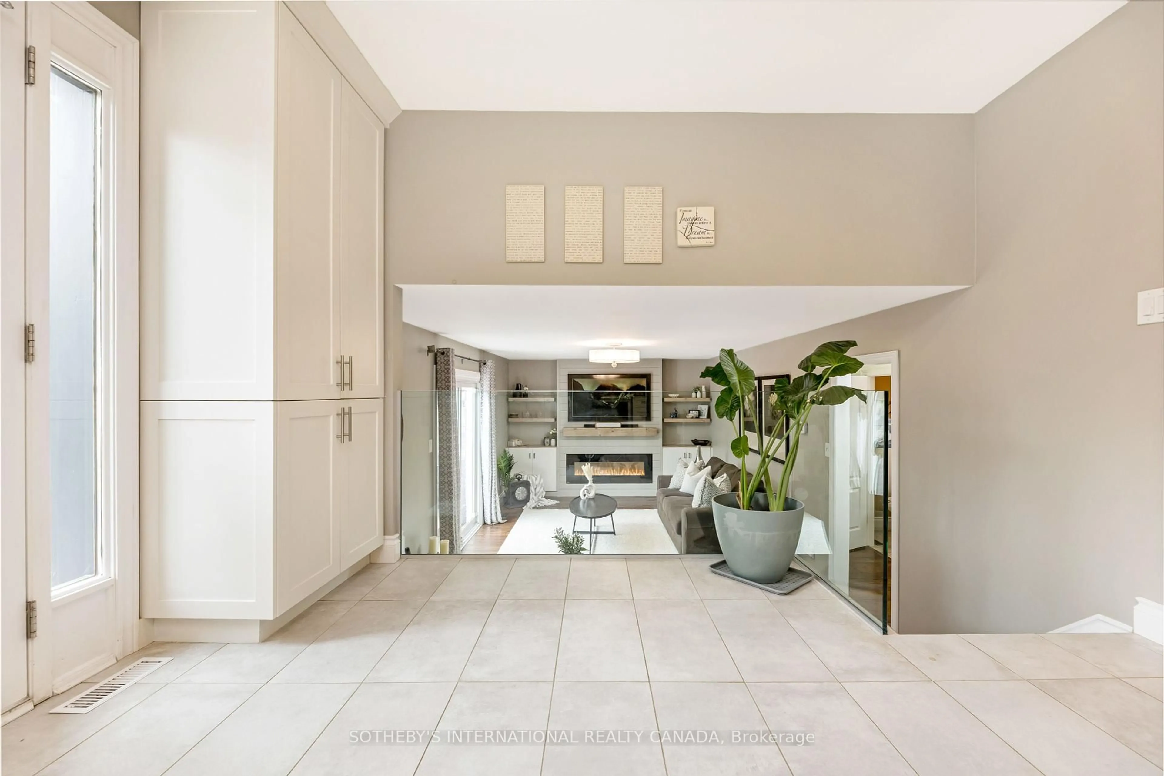 Indoor foyer for 430 Gowland Cres, Milton Ontario L9T 4E4