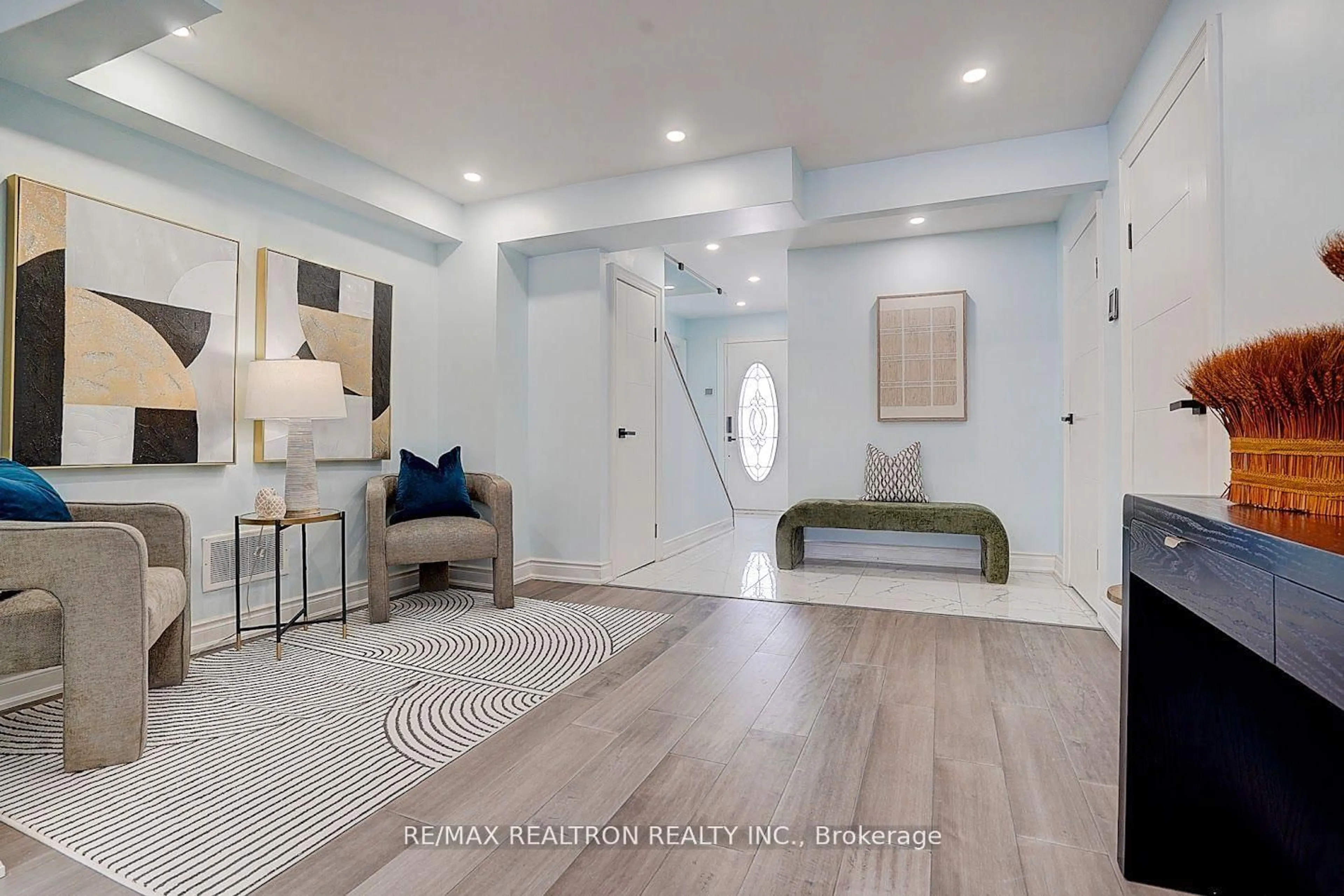 Indoor entryway for 2143 Russett Rd, Mississauga Ontario L4Y 1C2