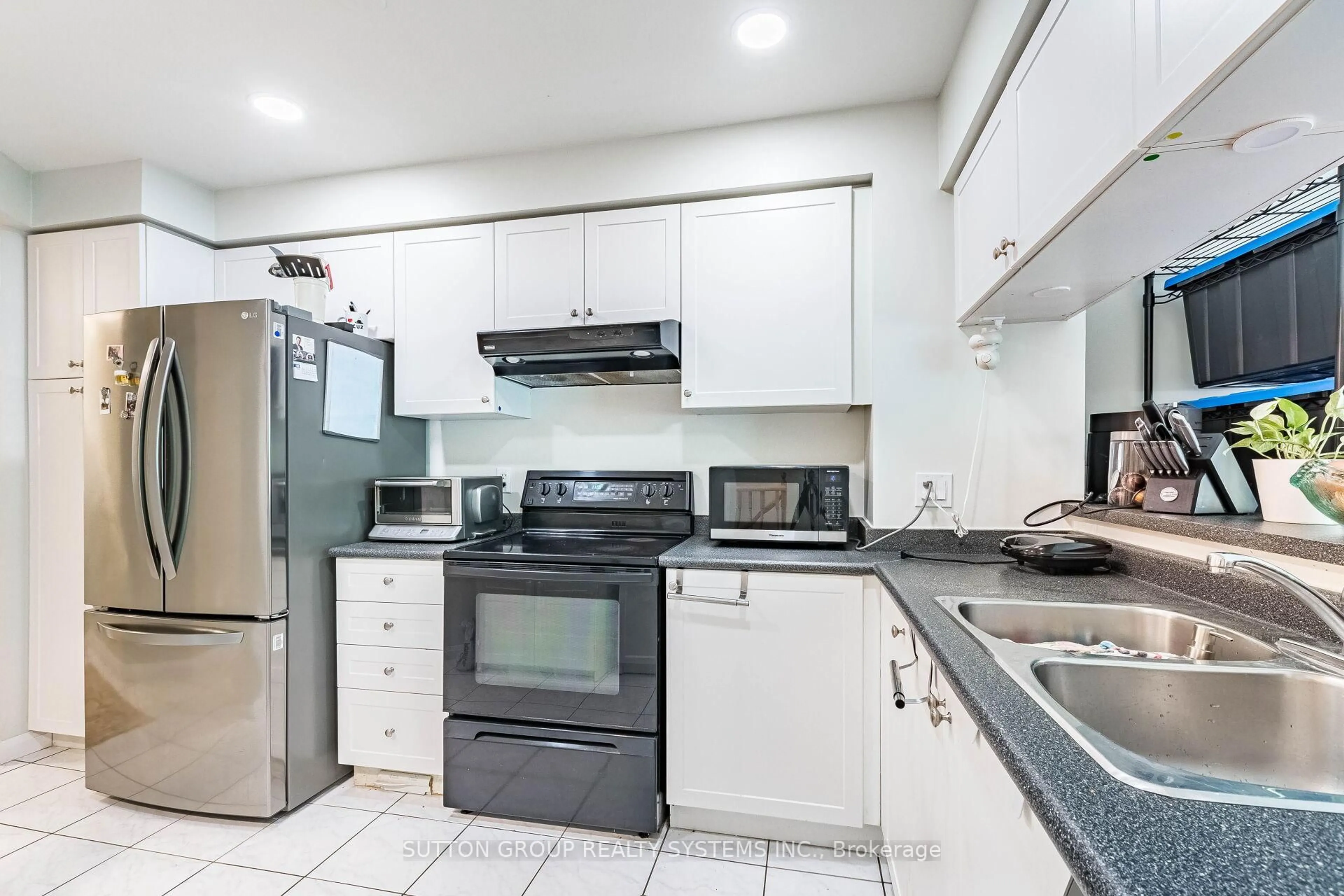 Standard kitchen, ceramic/tile floor for 2080 Leanne Blvd #59, Mississauga Ontario L5K 2S6