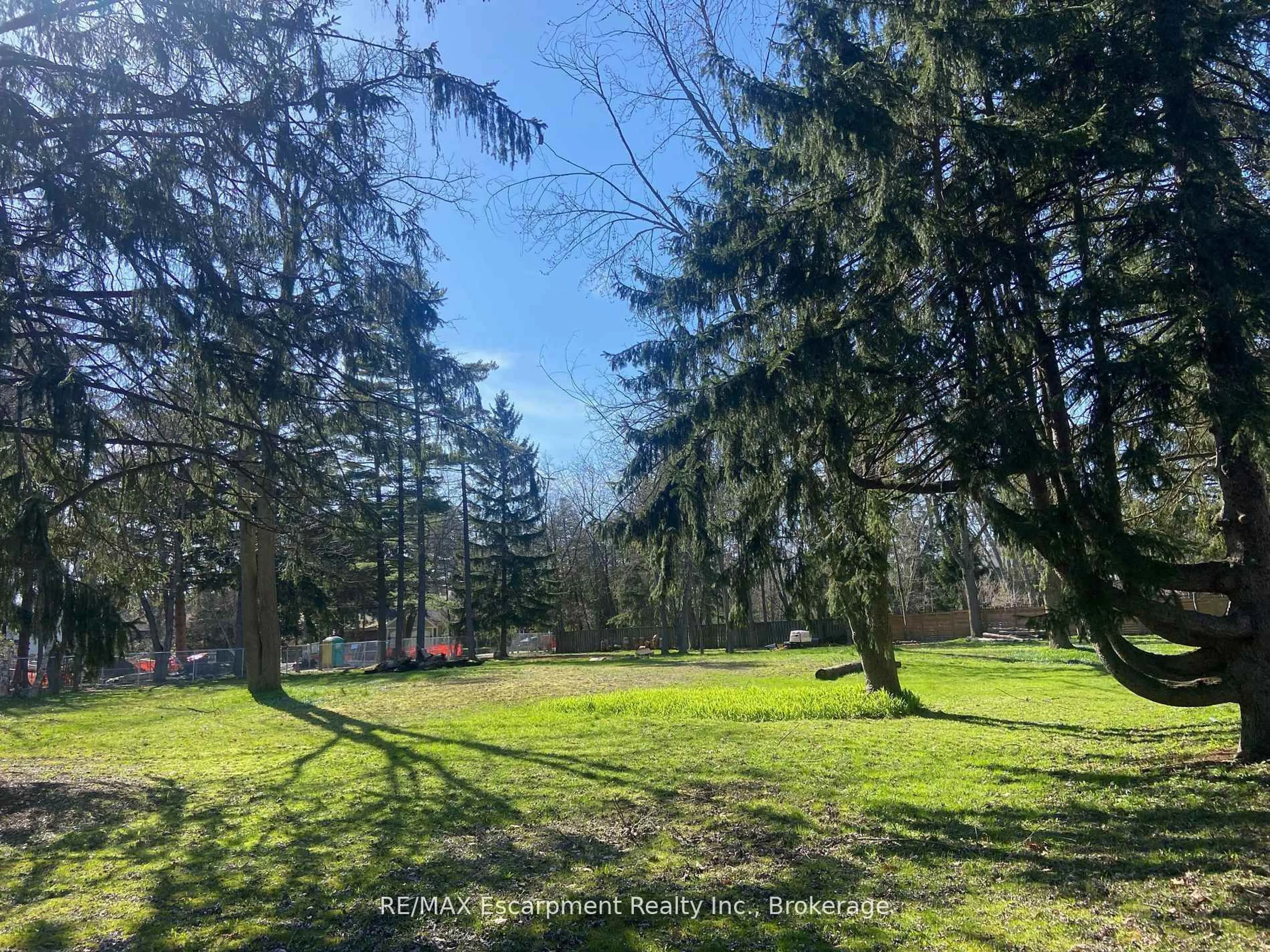 A pic from outside/outdoor area/front of a property/back of a property/a pic from drone, forest/trees view for 2322 Bennington Gate, Oakville Ontario L6J 6C2