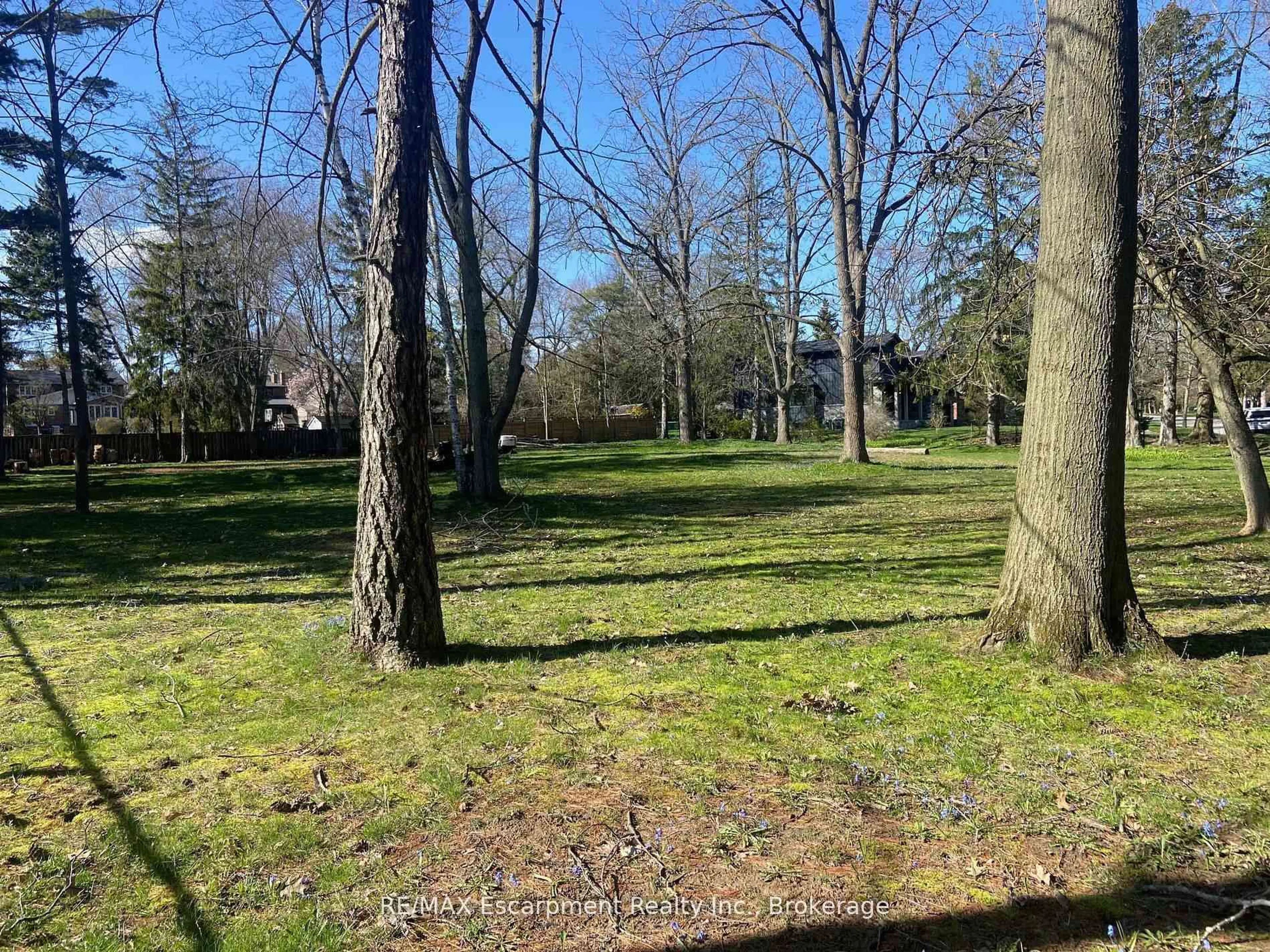 A pic from outside/outdoor area/front of a property/back of a property/a pic from drone, forest/trees view for 2322 Bennington Gate, Oakville Ontario L6J 6C2