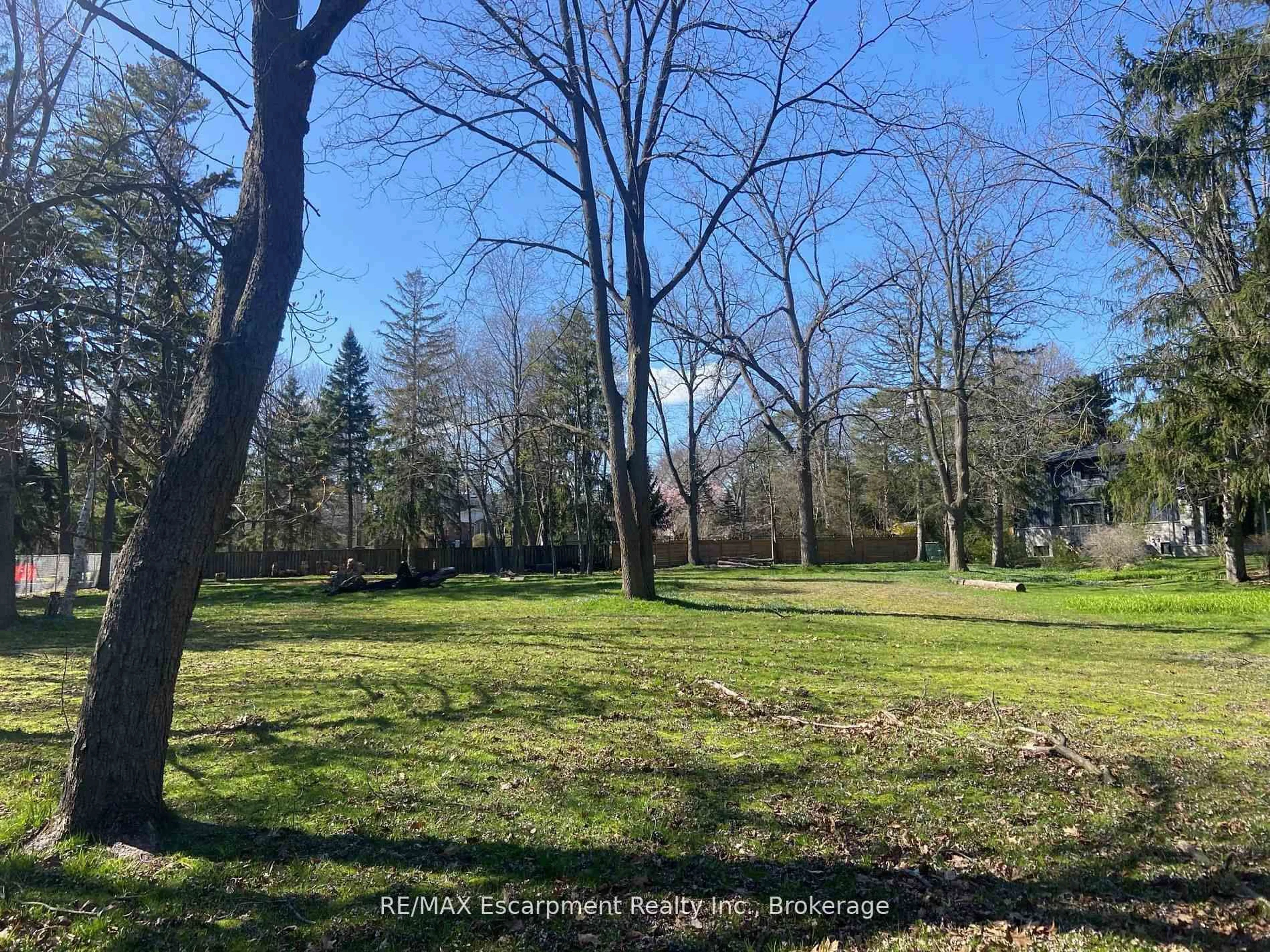A pic from outside/outdoor area/front of a property/back of a property/a pic from drone, forest/trees view for 2322 Bennington Gate, Oakville Ontario L6J 6C2