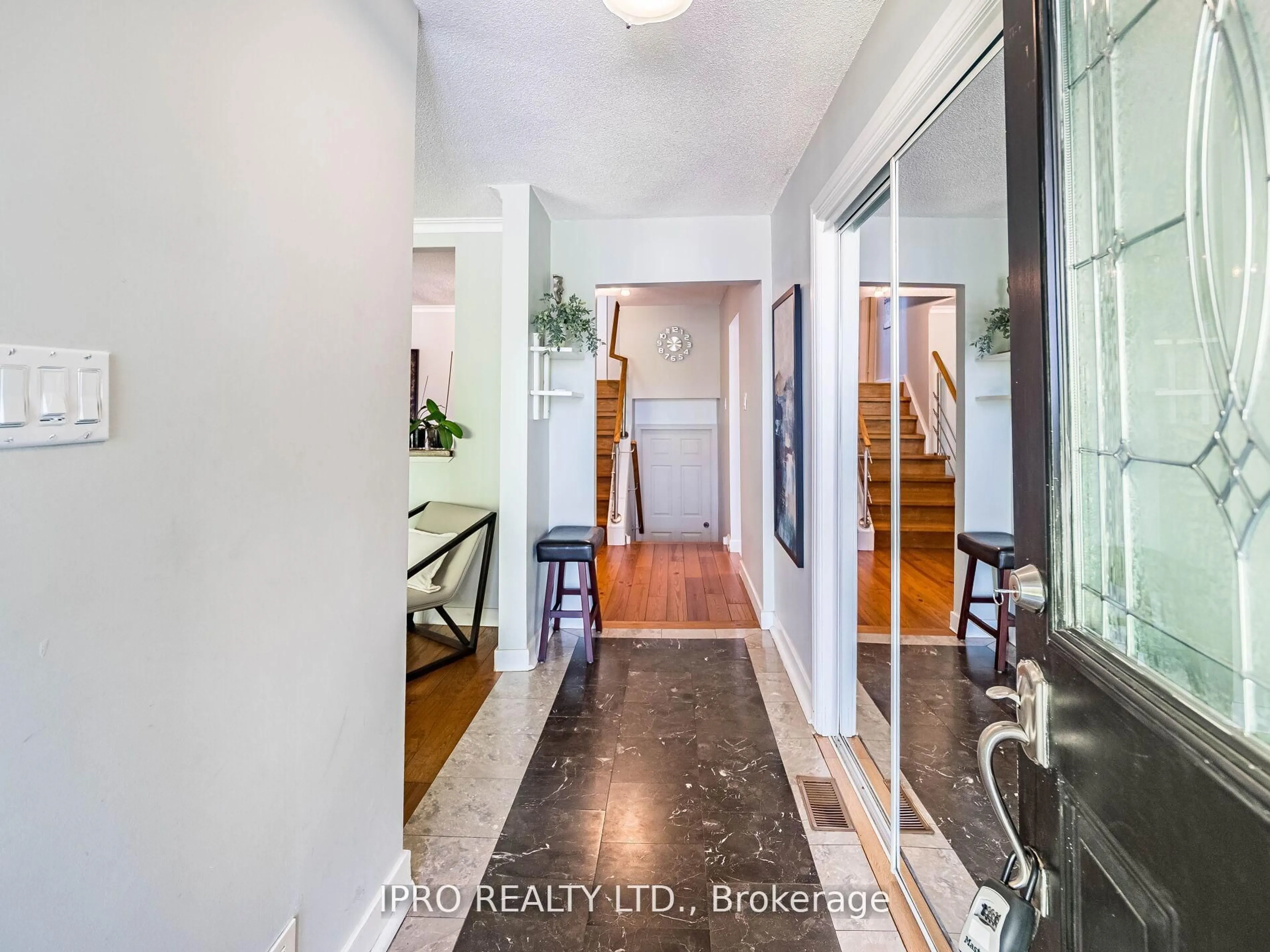 Indoor entryway for 3525 Burningelm Cres, Mississauga Ontario L4Y 3L2