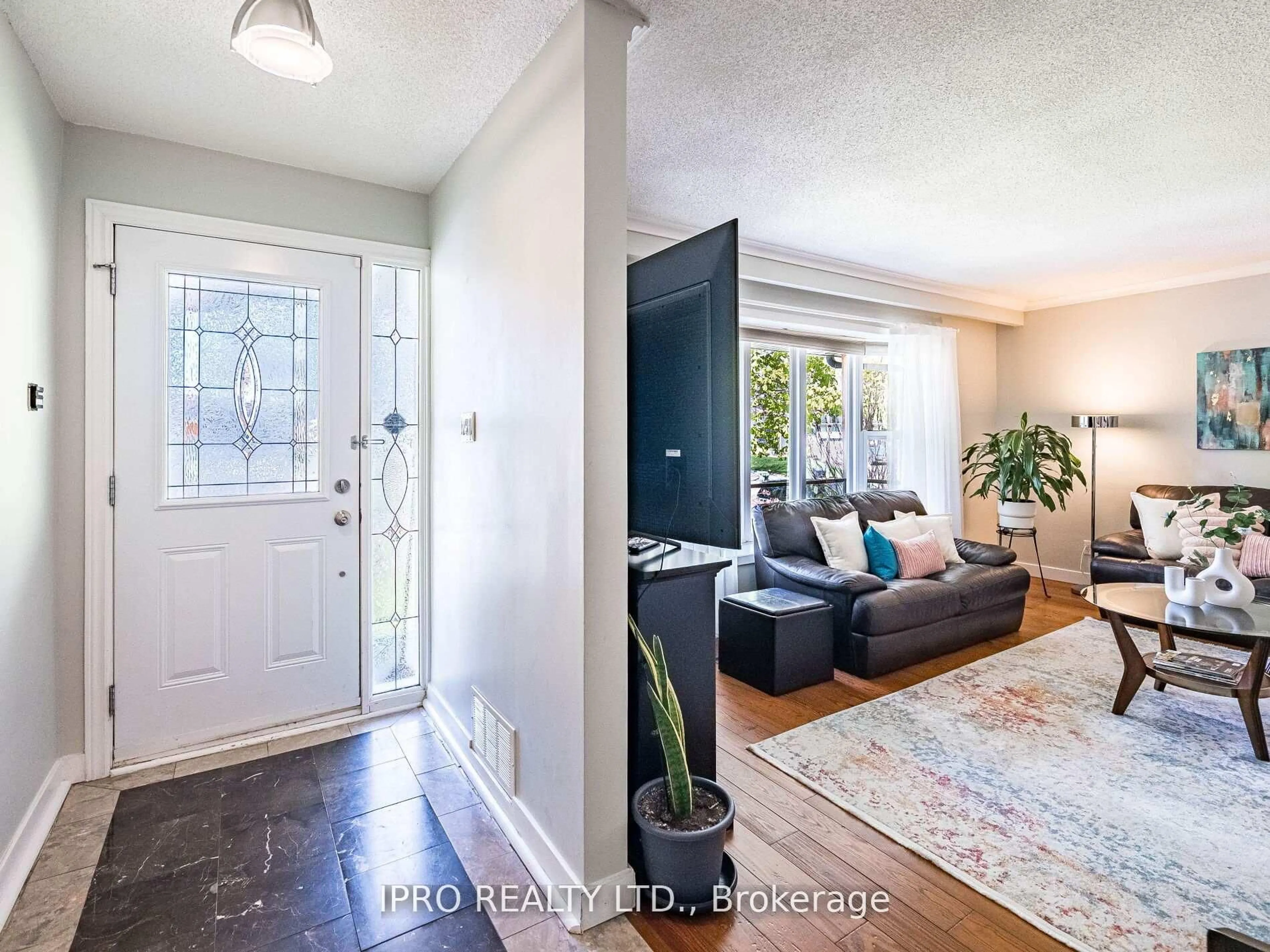 Indoor entryway for 3525 Burningelm Cres, Mississauga Ontario L4Y 3L2
