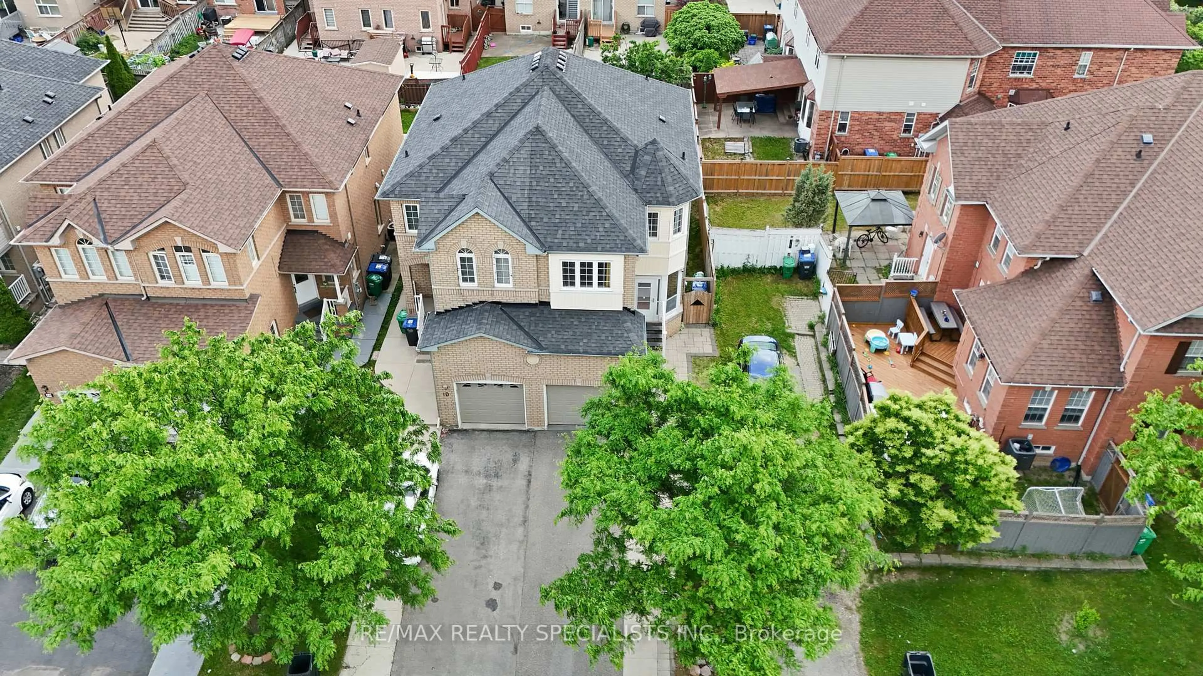 A pic from outside/outdoor area/front of a property/back of a property/a pic from drone, street for 8 Coachwhip Rd, Brampton Ontario L6R 1X7