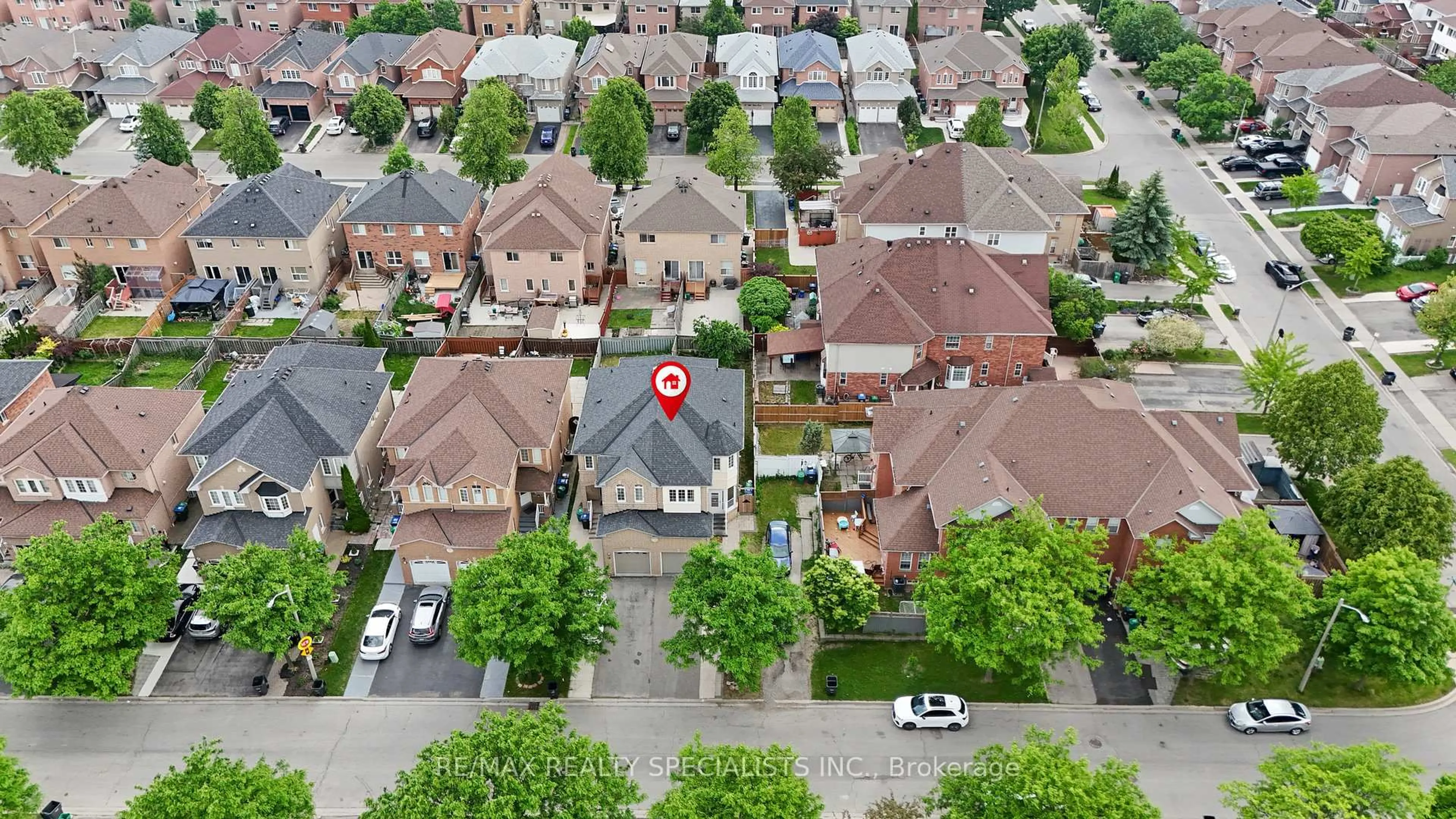 A pic from outside/outdoor area/front of a property/back of a property/a pic from drone, street for 8 Coachwhip Rd, Brampton Ontario L6R 1X7