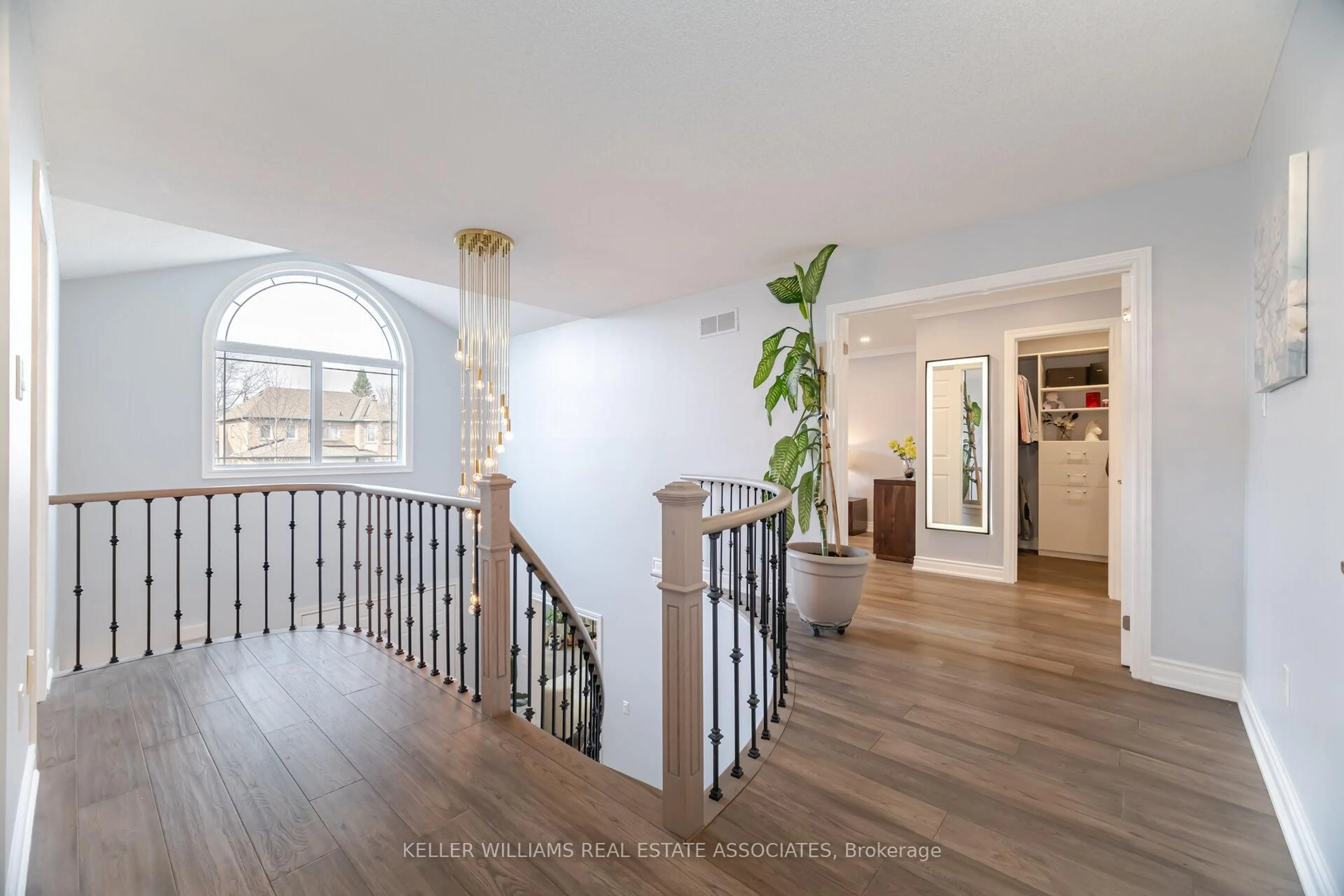 Indoor entryway for 1202 Ballantry Rd, Oakville Ontario L6H 5M7