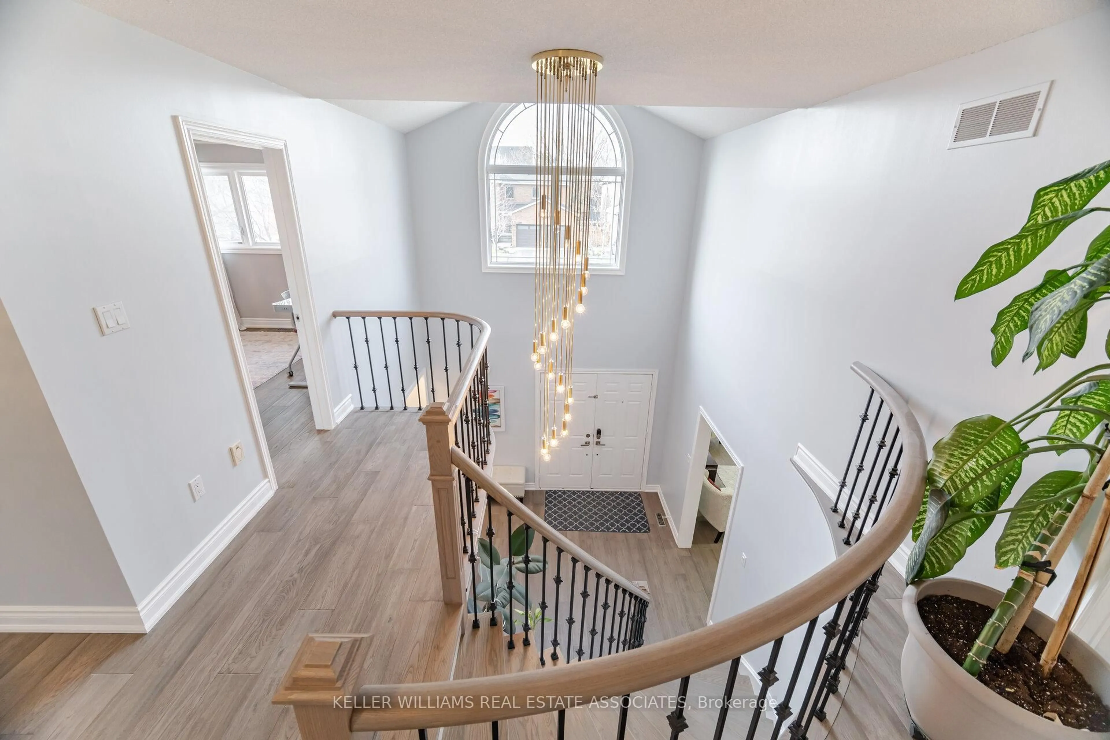Stairs for 1202 Ballantry Rd, Oakville Ontario L6H 5M7