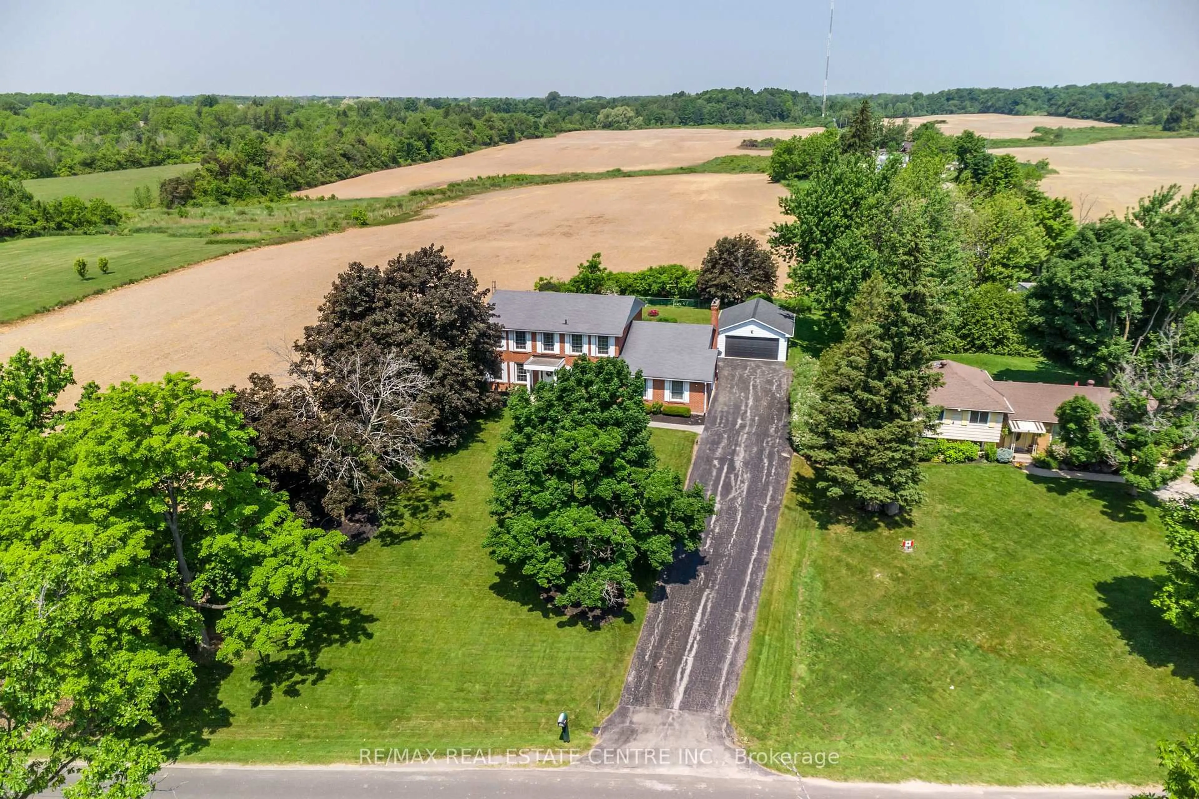 A pic from outside/outdoor area/front of a property/back of a property/a pic from drone, unknown for 2151 1 Sdrd, Burlington Ontario L7P 0S3