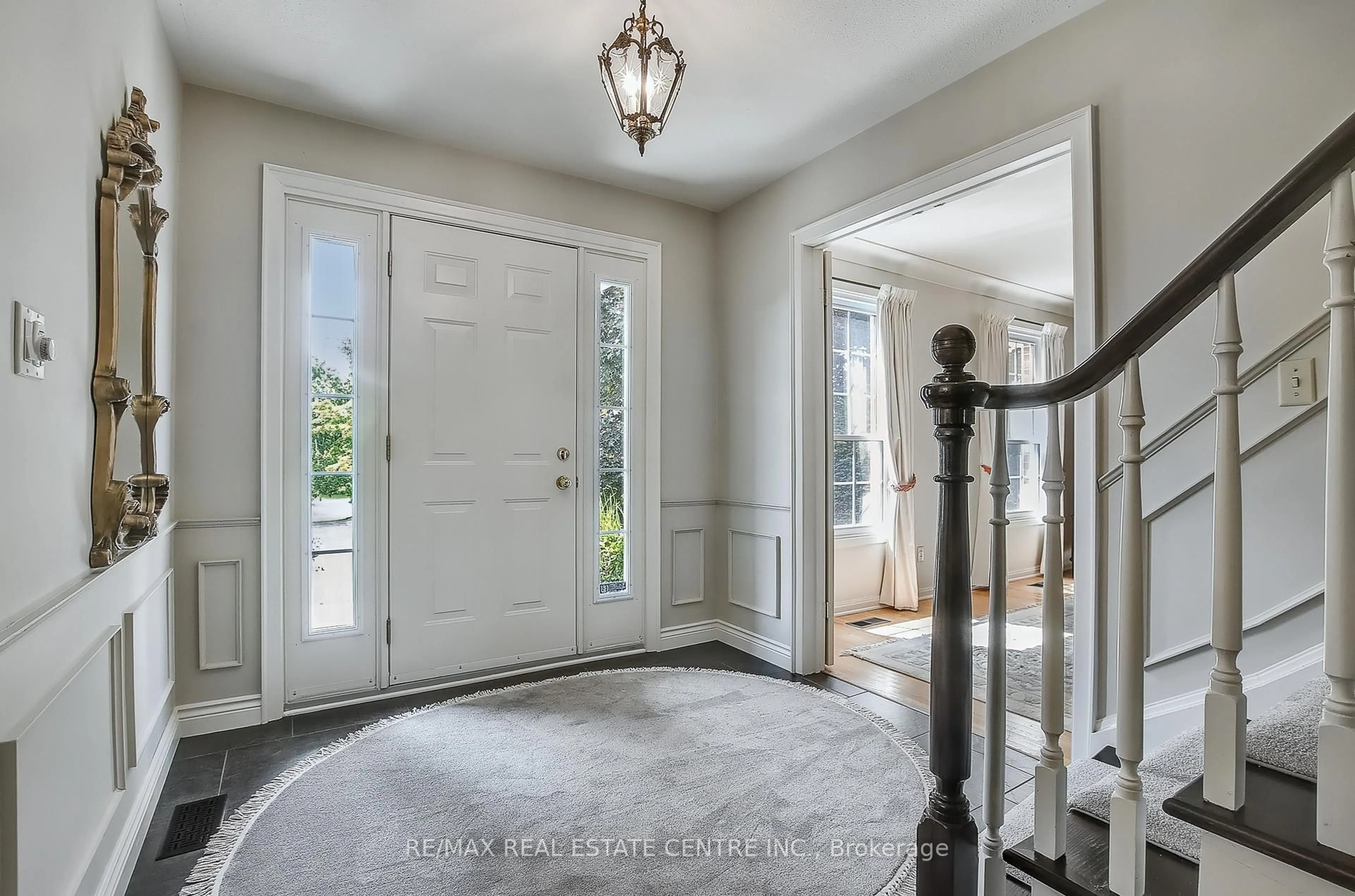Indoor entryway for 2151 1 Sdrd, Burlington Ontario L7P 0S3