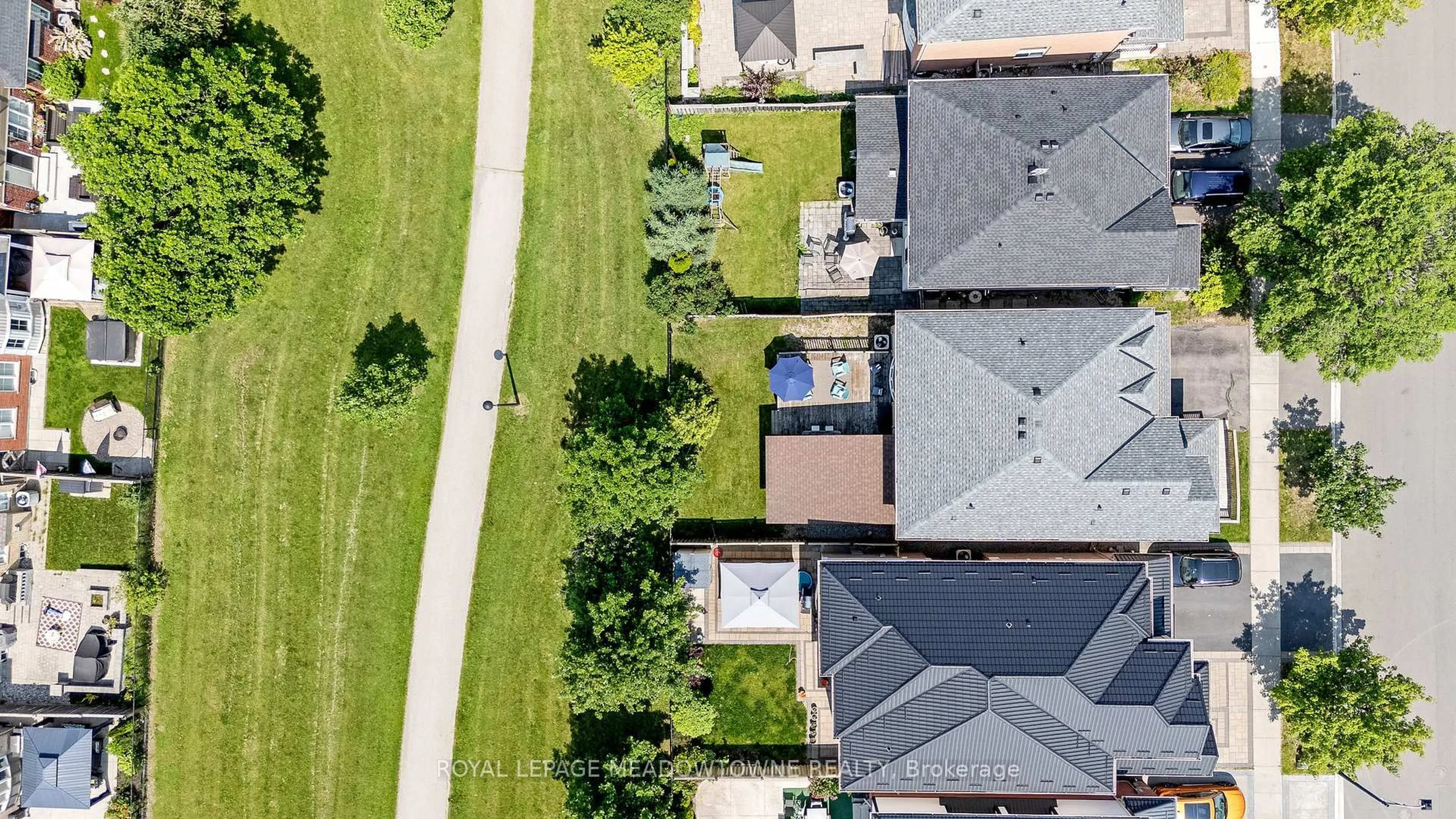 A pic from outside/outdoor area/front of a property/back of a property/a pic from drone, street for 996 Vickerman Way, Milton Ontario L9T 0J6