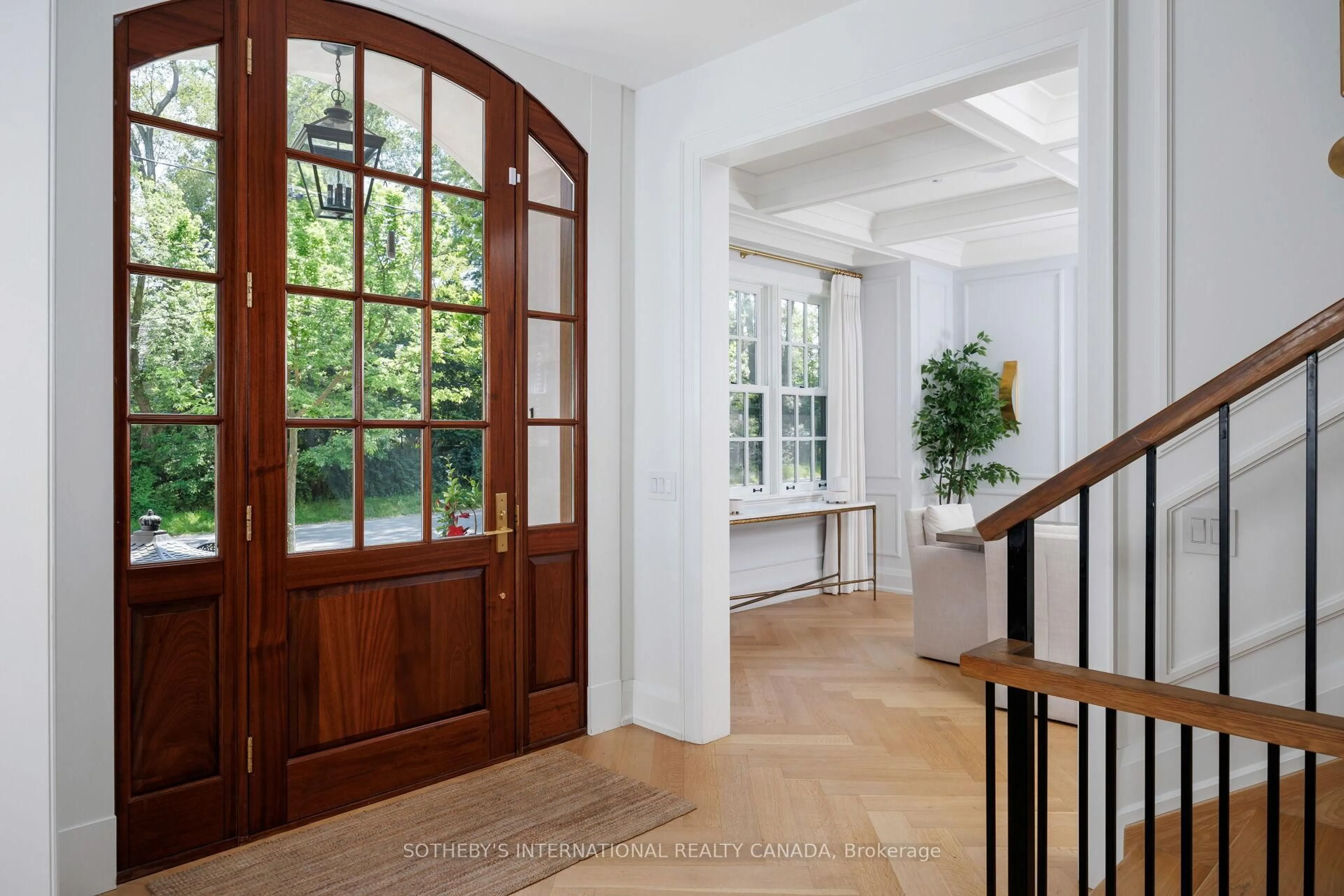 Indoor entryway for 16 Kingscourt Dr, Toronto Ontario M8X 2P6