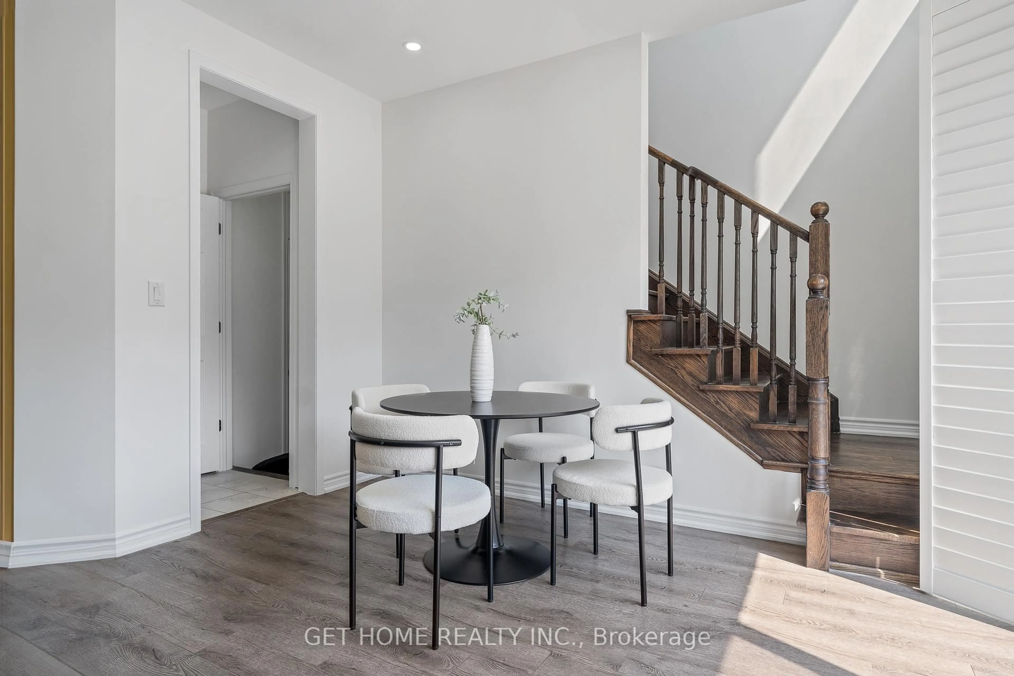 Indoor entryway for 975 Whitlock Ave #82, Milton Ontario L9E 1S9