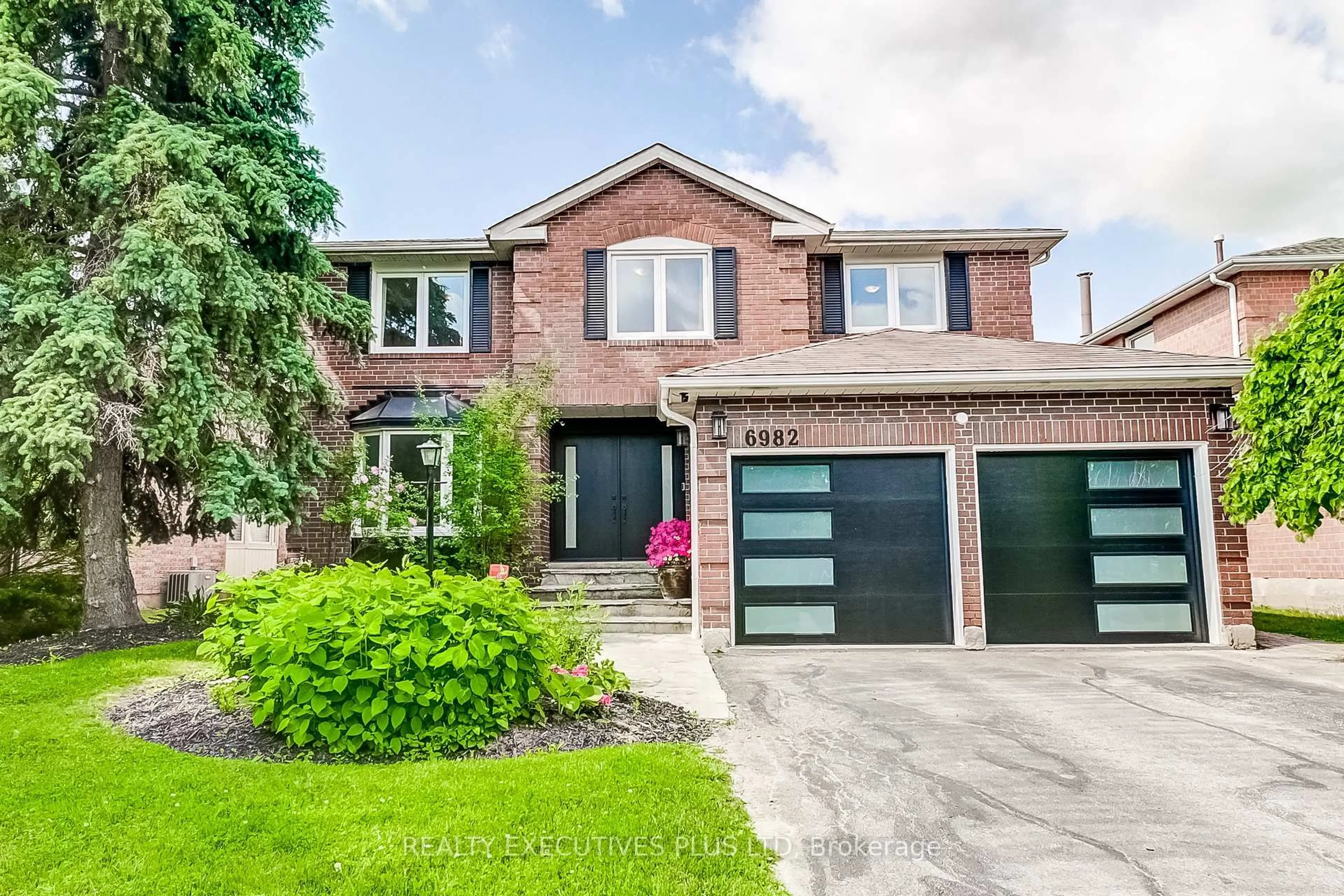 Home with brick exterior material, street for 6982 Danton Prom, Mississauga Ontario L5N 4Z6