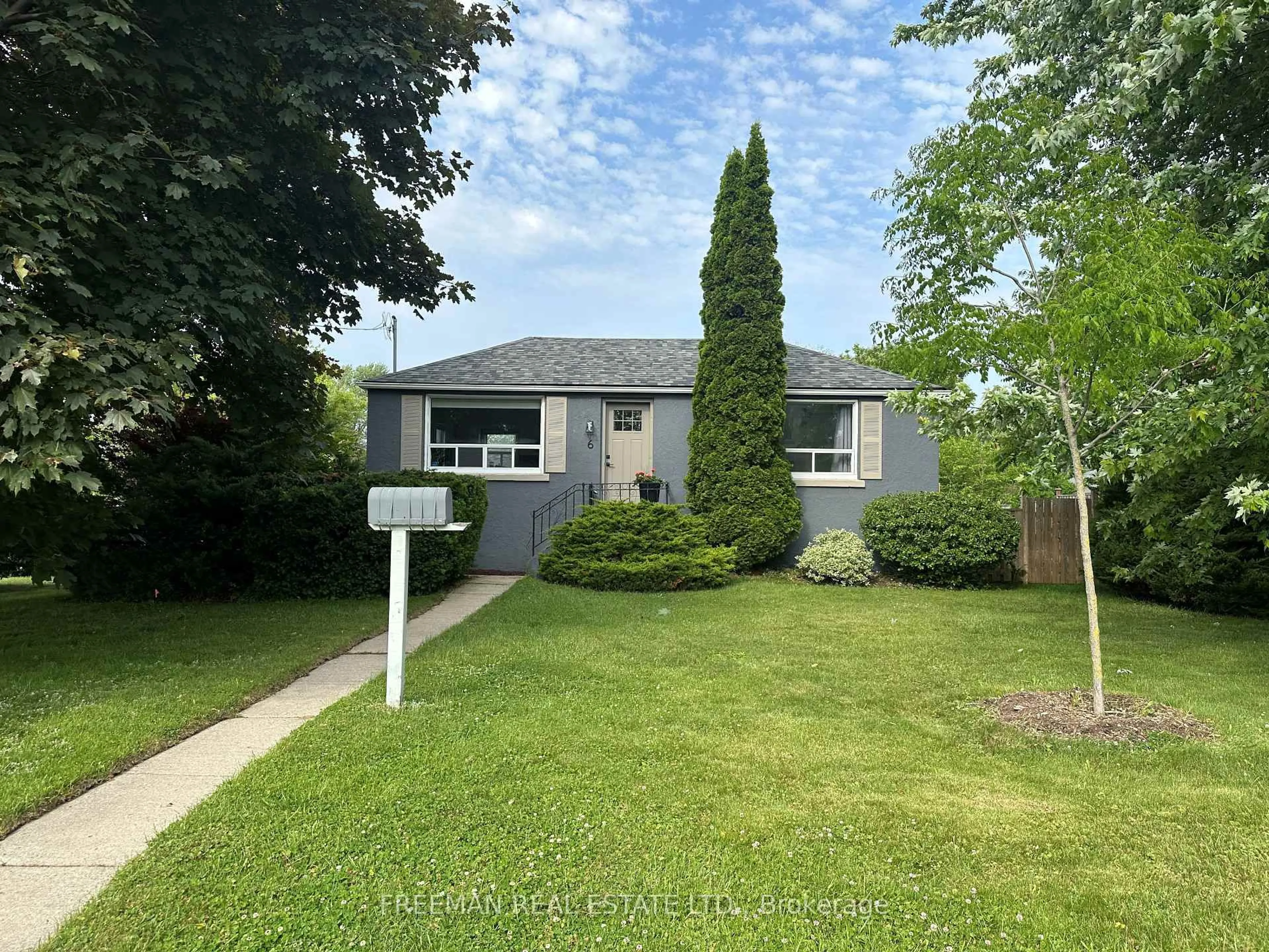 A pic from outside/outdoor area/front of a property/back of a property/a pic from drone, street for 6 Lloyd George Ave, Toronto Ontario M8W 3W4