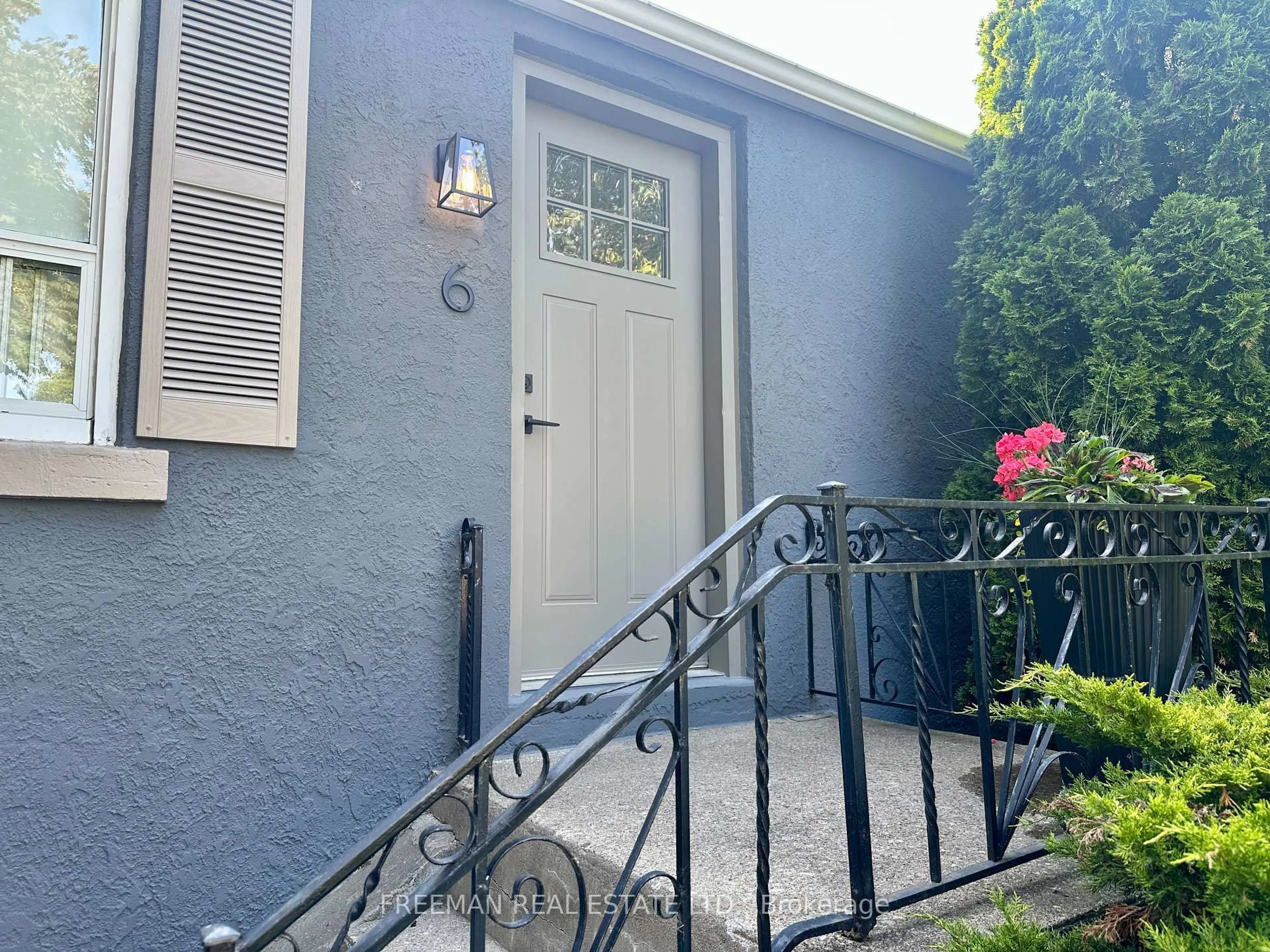 Indoor entryway for 6 Lloyd George Ave, Toronto Ontario M8W 3W4