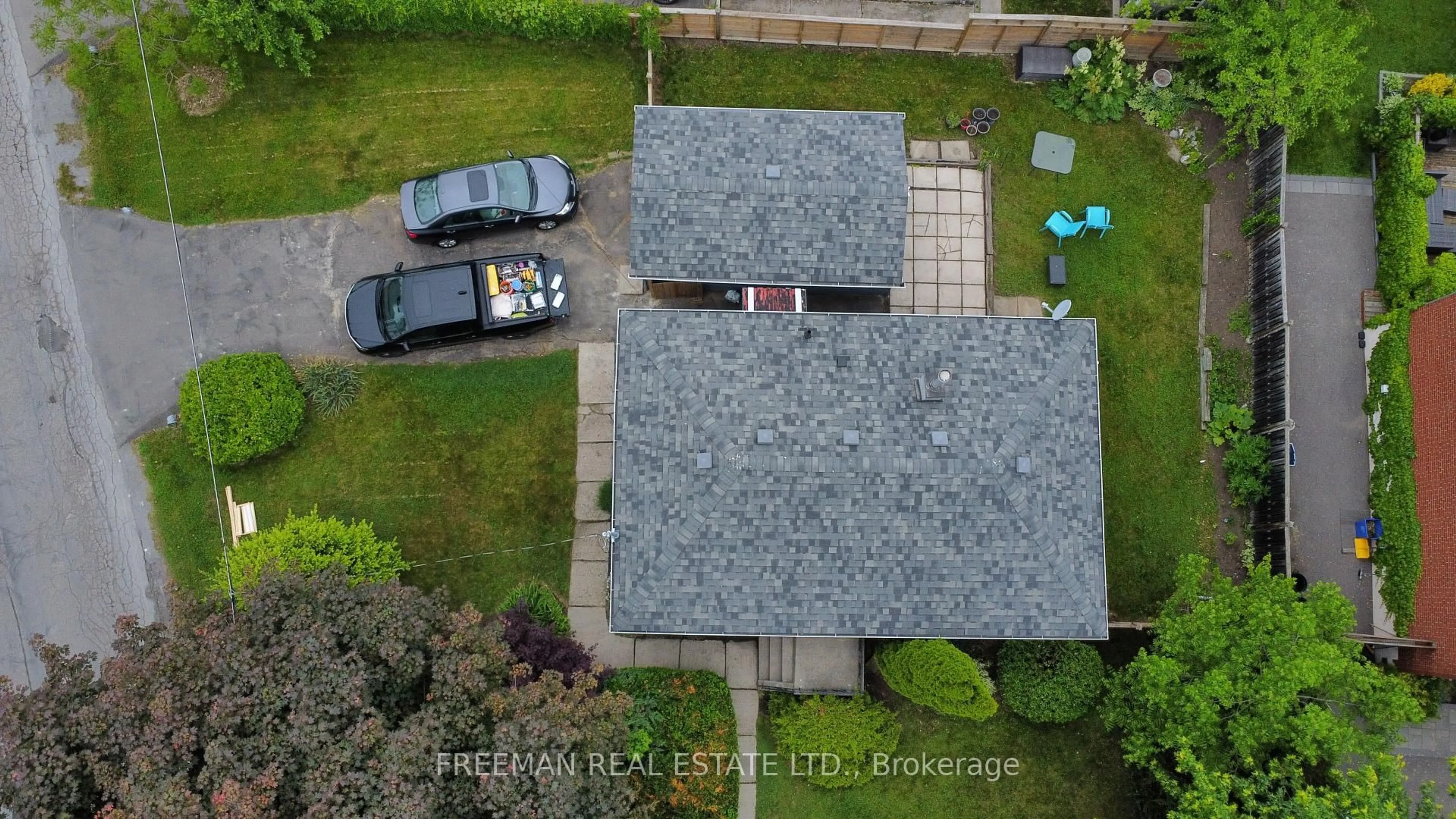 A pic from outside/outdoor area/front of a property/back of a property/a pic from drone, street for 6 Lloyd George Ave, Toronto Ontario M8W 3W4