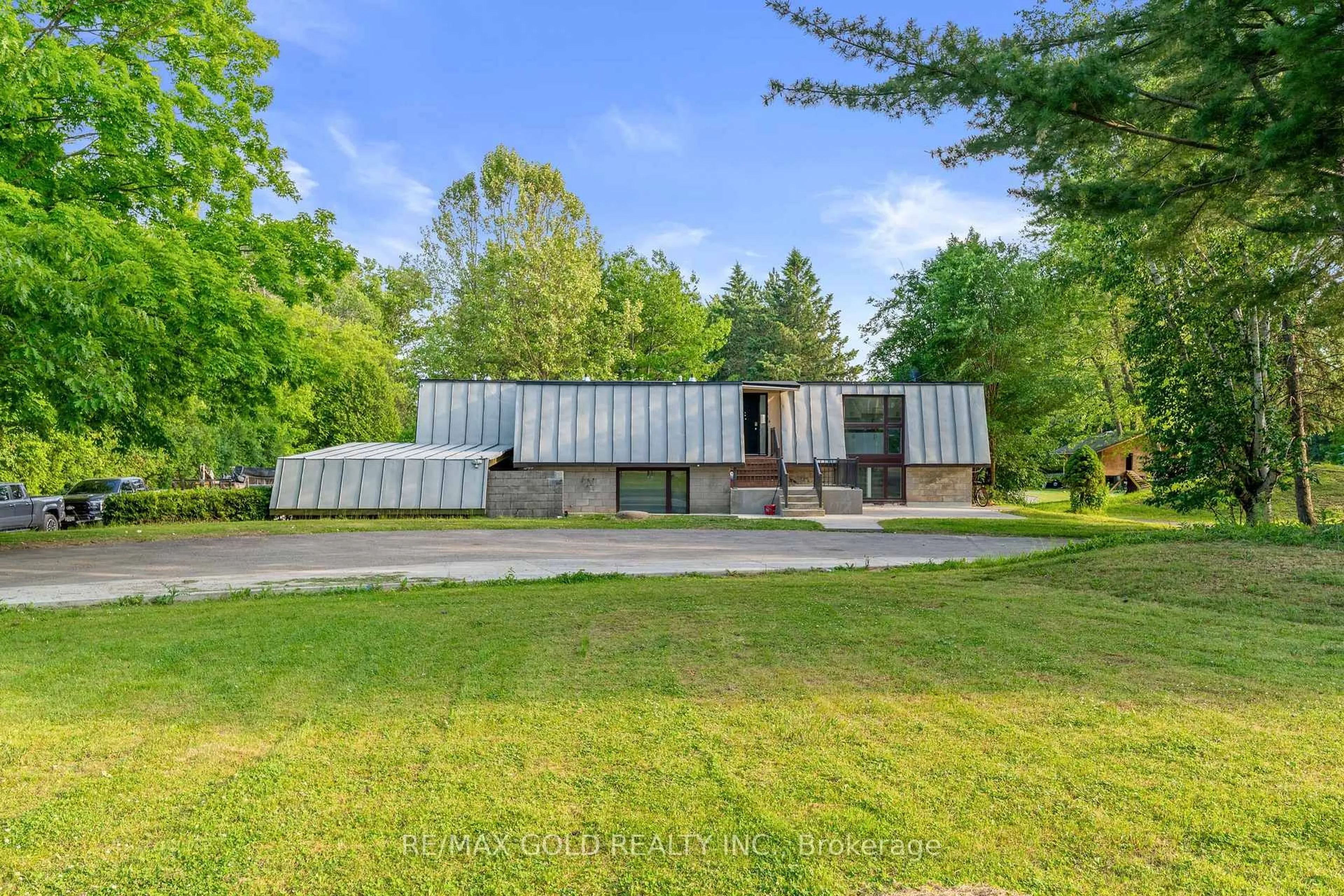 A pic from outside/outdoor area/front of a property/back of a property/a pic from drone, unknown for 8420 Creditview Rd, Brampton Ontario L6Y 0G3