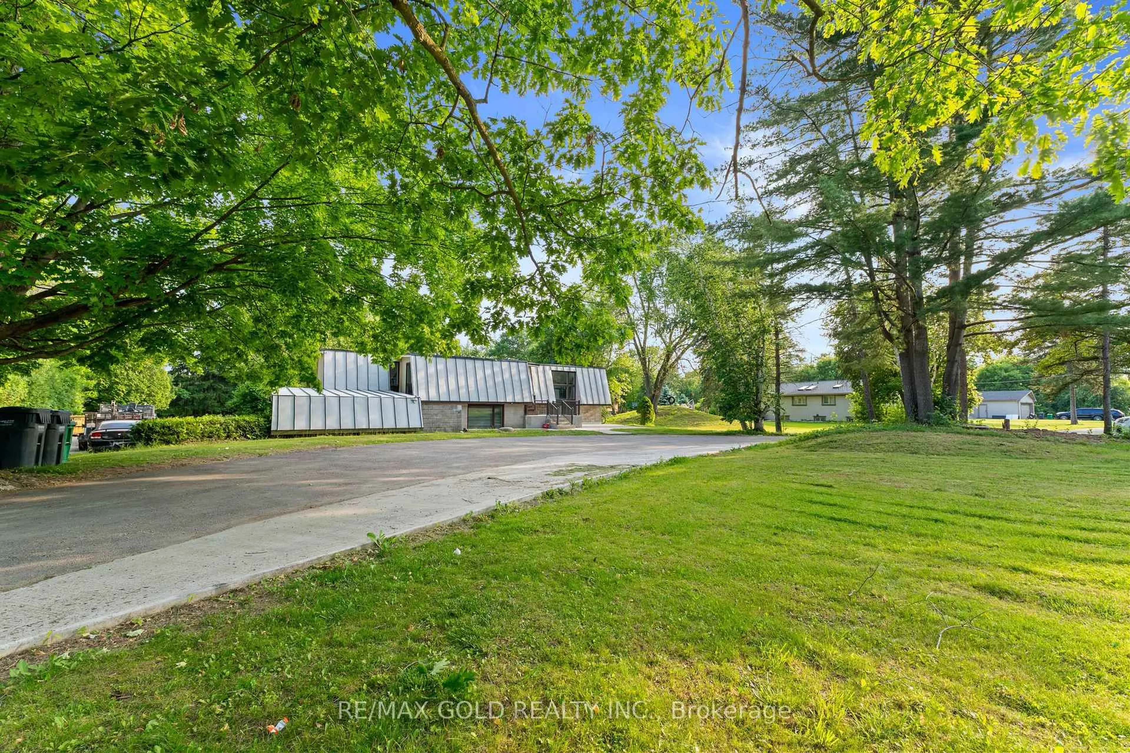 A pic from outside/outdoor area/front of a property/back of a property/a pic from drone, unknown for 8420 Creditview Rd, Brampton Ontario L6Y 0G3