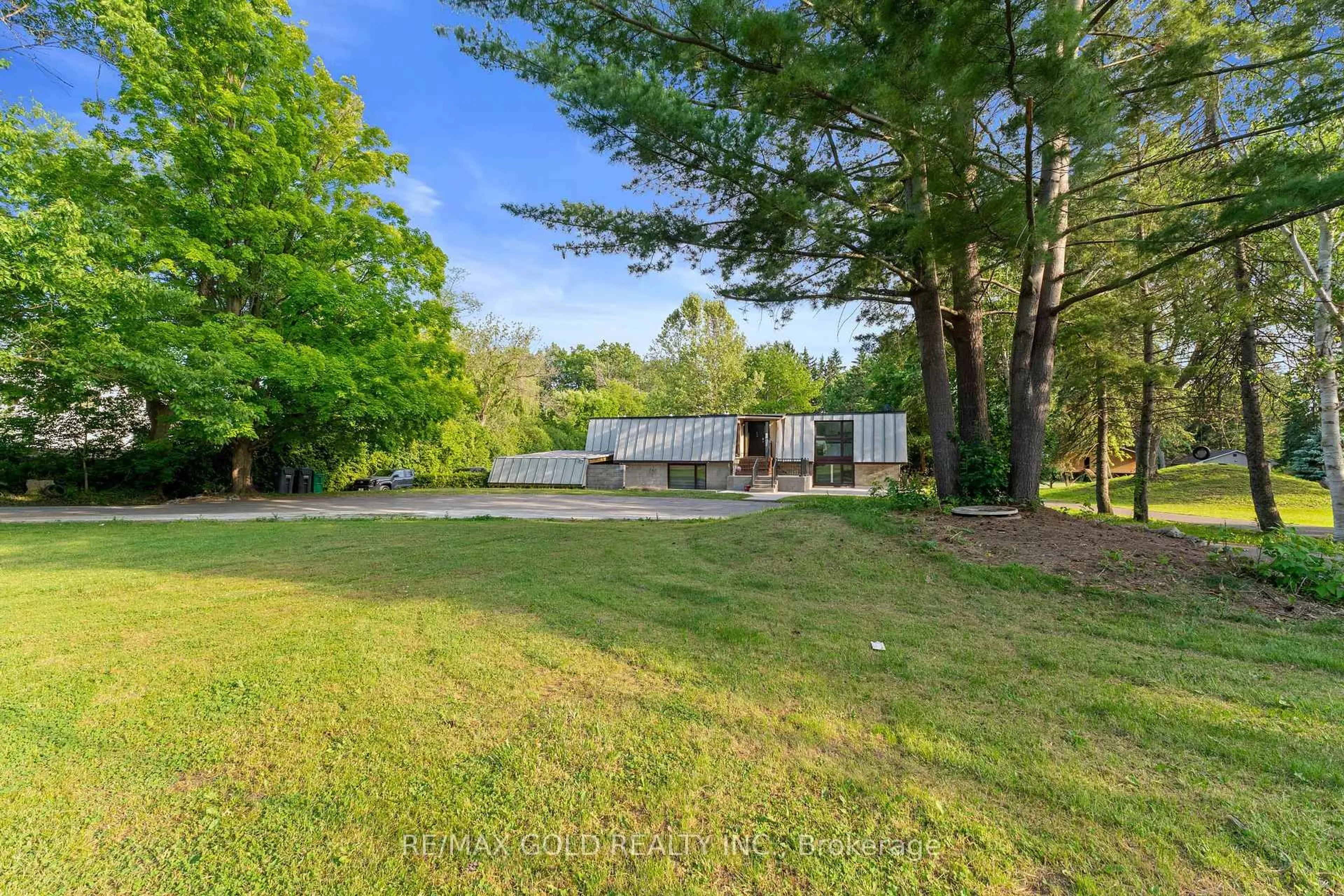 A pic from outside/outdoor area/front of a property/back of a property/a pic from drone, unknown for 8420 Creditview Rd, Brampton Ontario L6Y 0G3