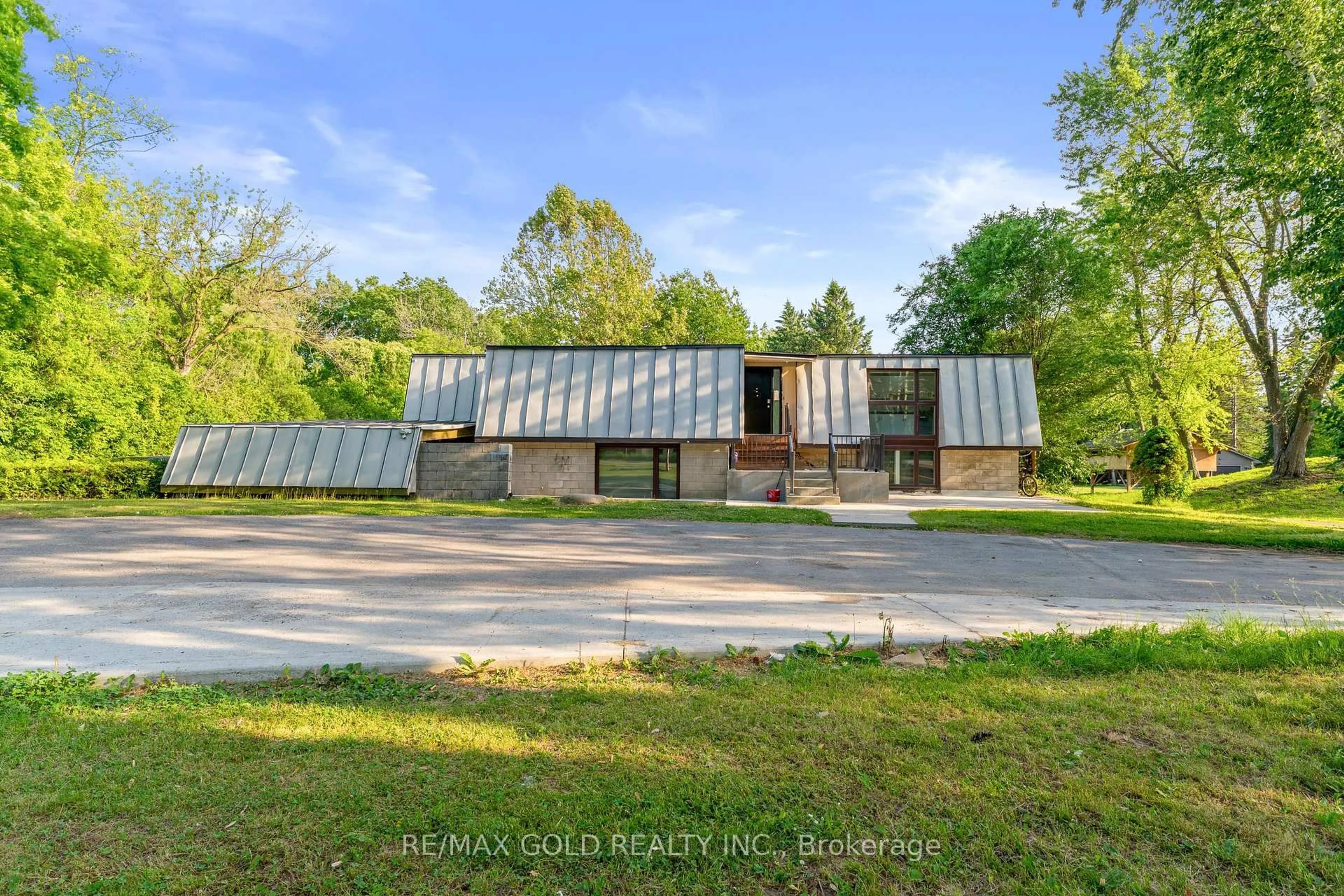 A pic from outside/outdoor area/front of a property/back of a property/a pic from drone, building for 8420 Creditview Rd, Brampton Ontario L6Y 0G3