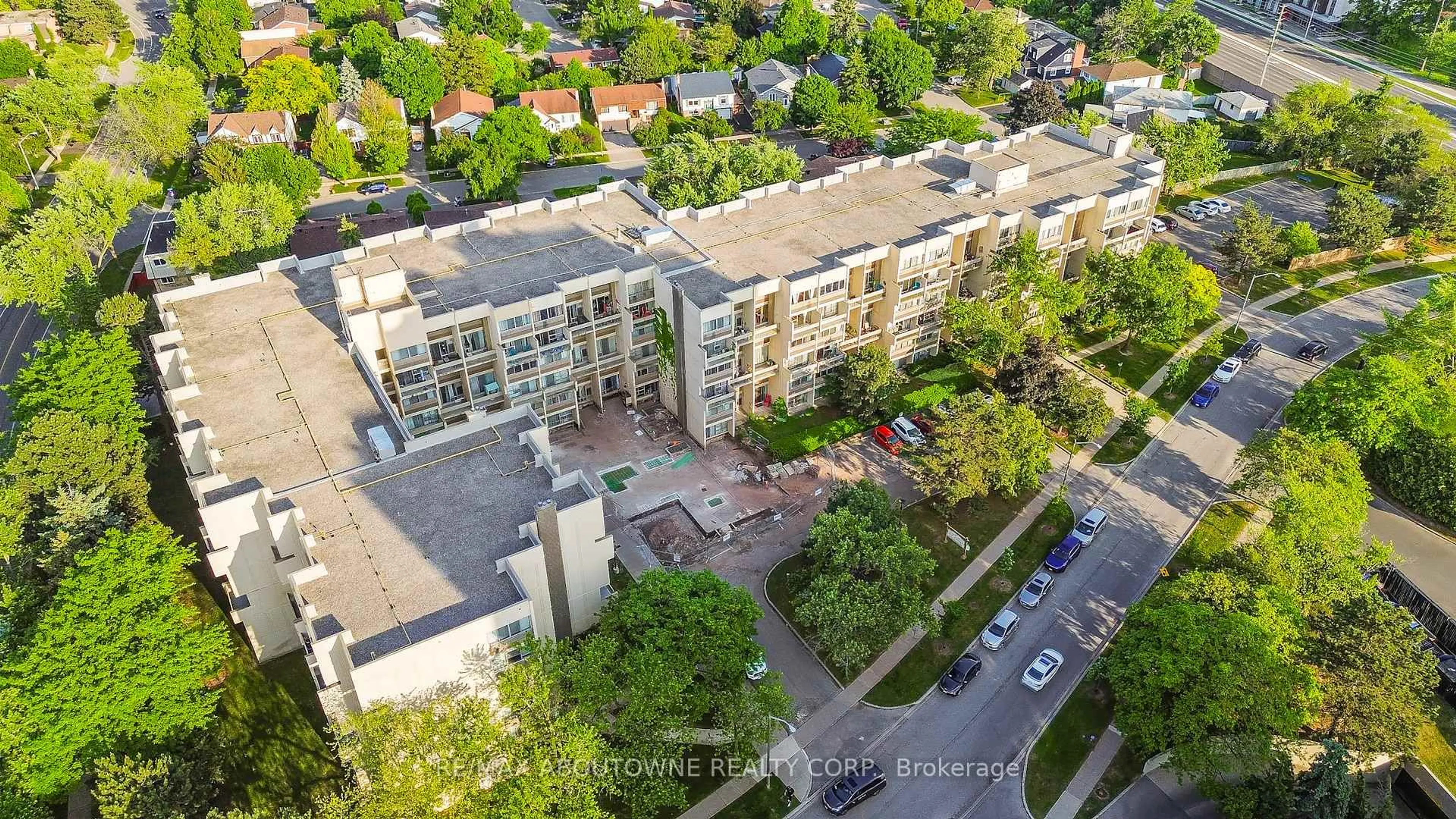 A pic from outside/outdoor area/front of a property/back of a property/a pic from drone, city buildings view from balcony for 1300 Marlborough Crt #523, Oakville Ontario L6H 2S2