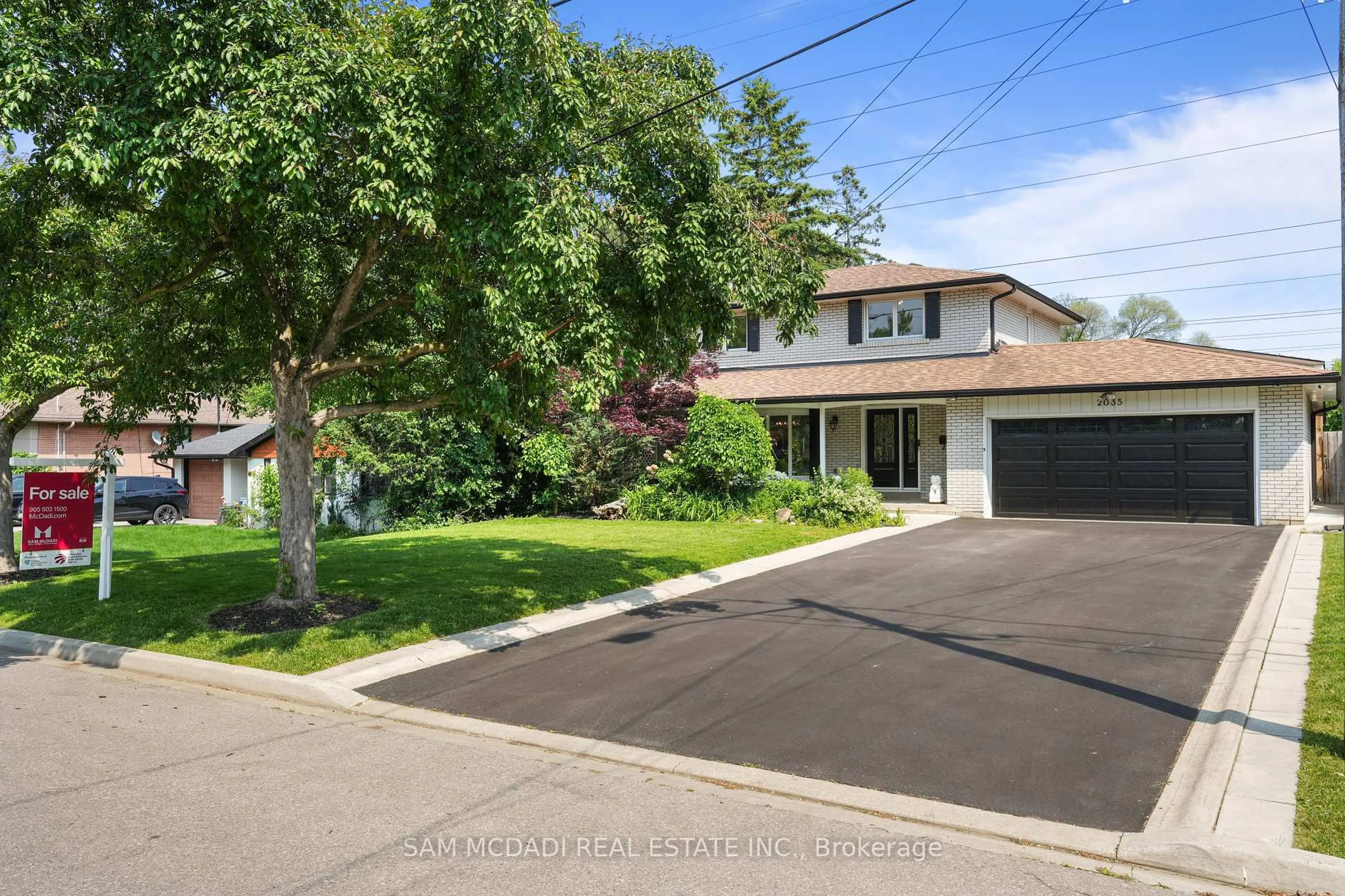 A pic from outside/outdoor area/front of a property/back of a property/a pic from drone, street for 2035 Lorelei Rd, Mississauga Ontario L5A 1C1