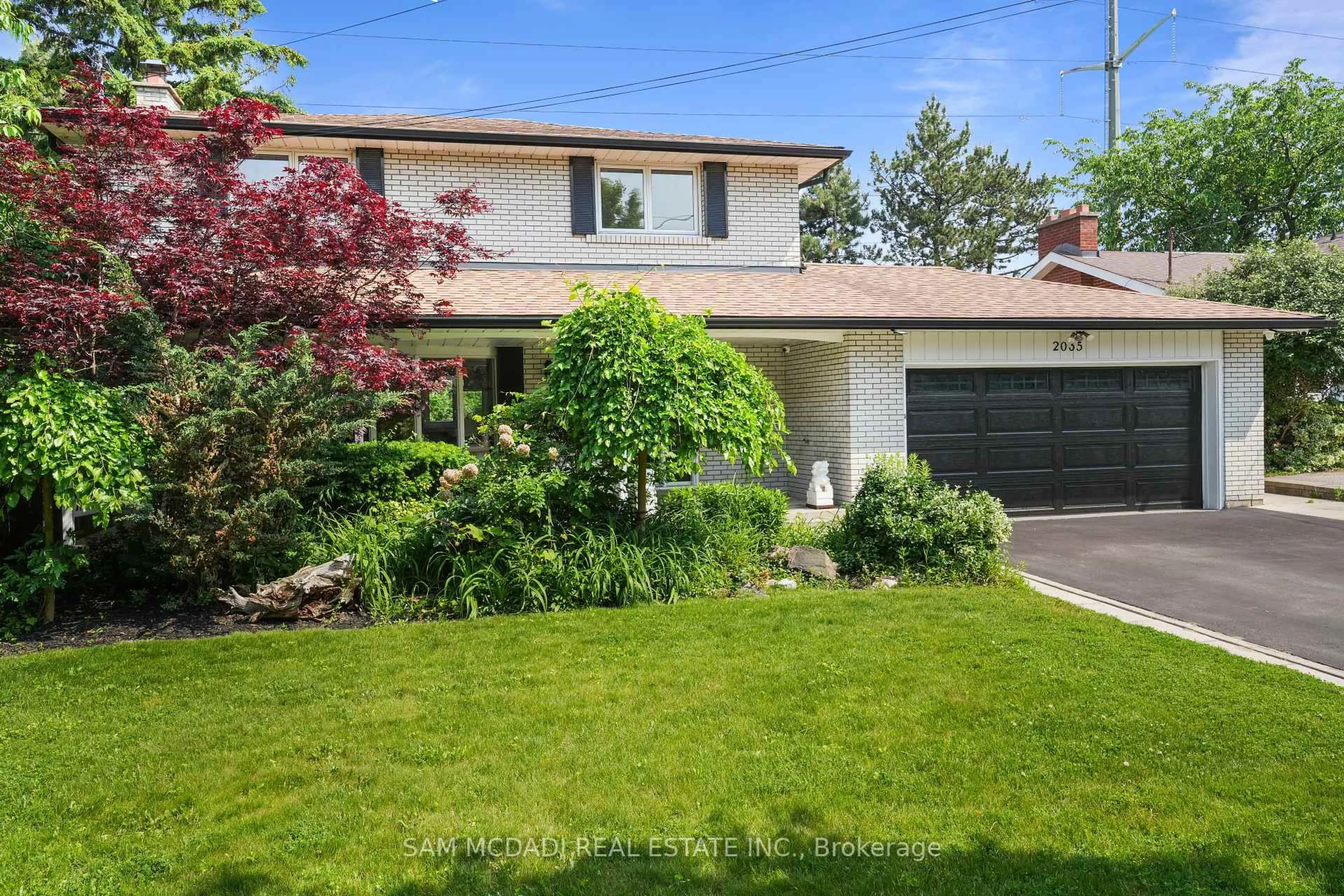 A pic from outside/outdoor area/front of a property/back of a property/a pic from drone, street for 2035 Lorelei Rd, Mississauga Ontario L5A 1C1