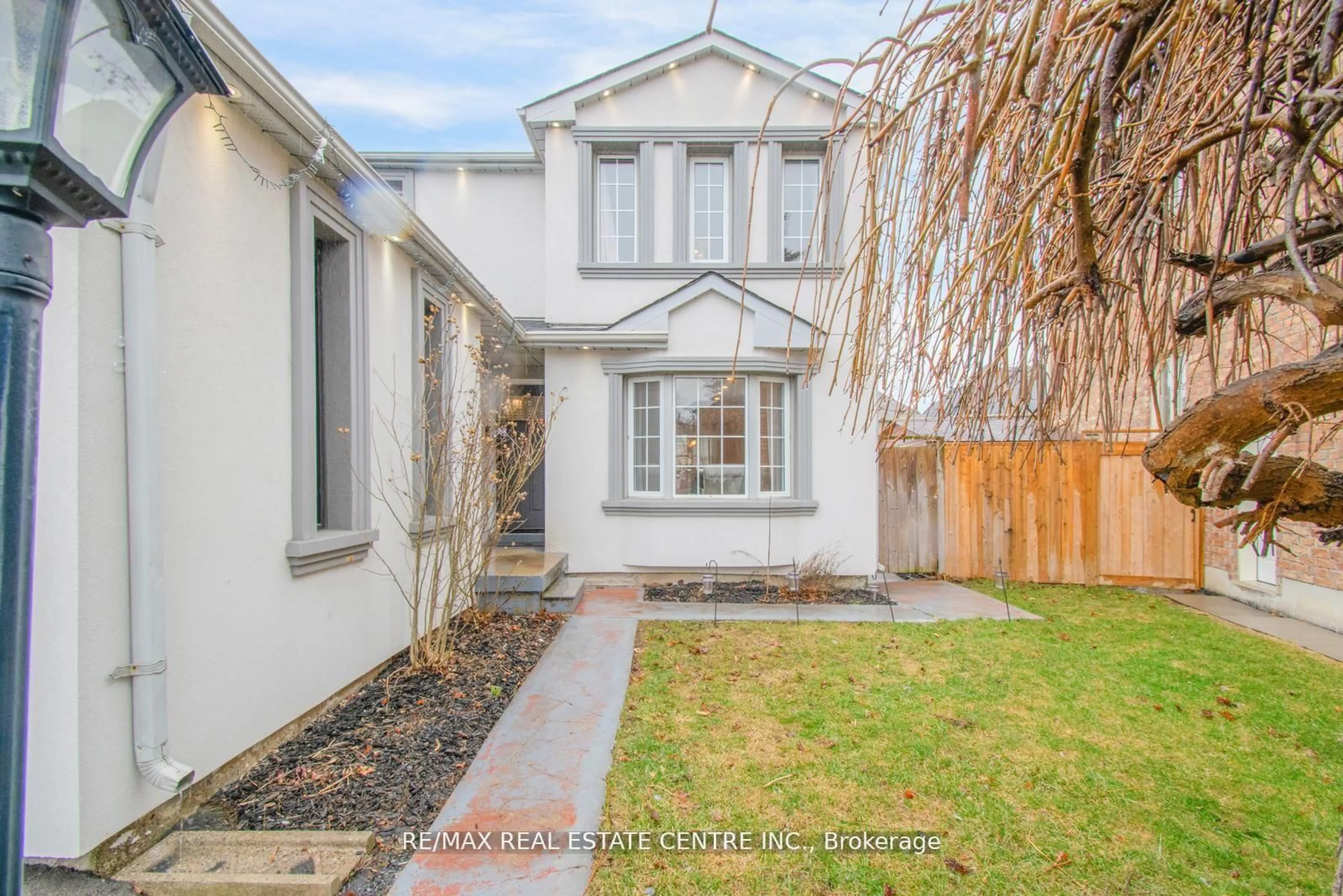 A pic from outside/outdoor area/front of a property/back of a property/a pic from drone, street for 21 Hawkway Crt, Brampton Ontario L6Y 4K7