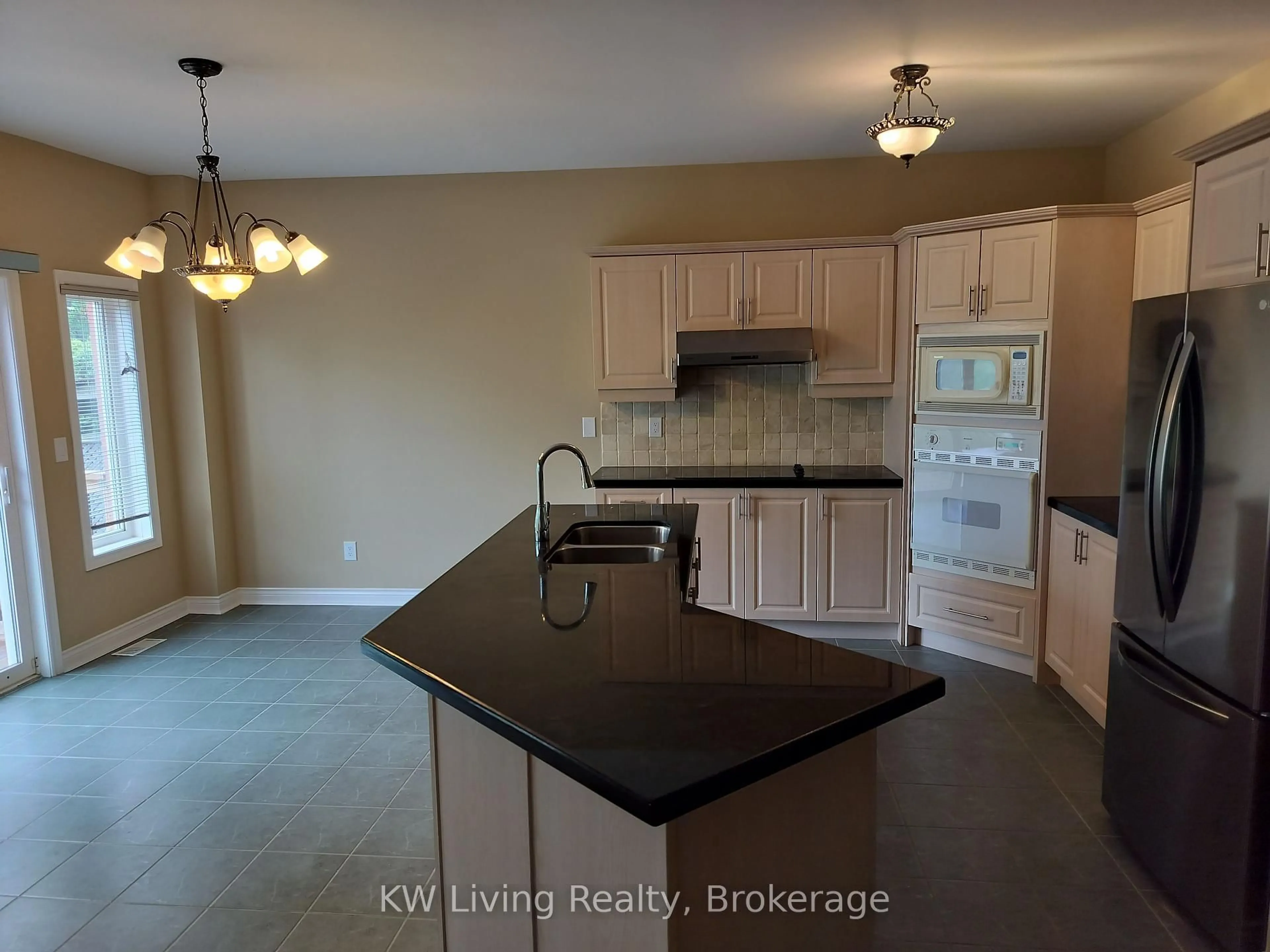 Open concept kitchen, unknown for 858 Silverthorn Mill Ave, Mississauga Ontario L5W 1B1