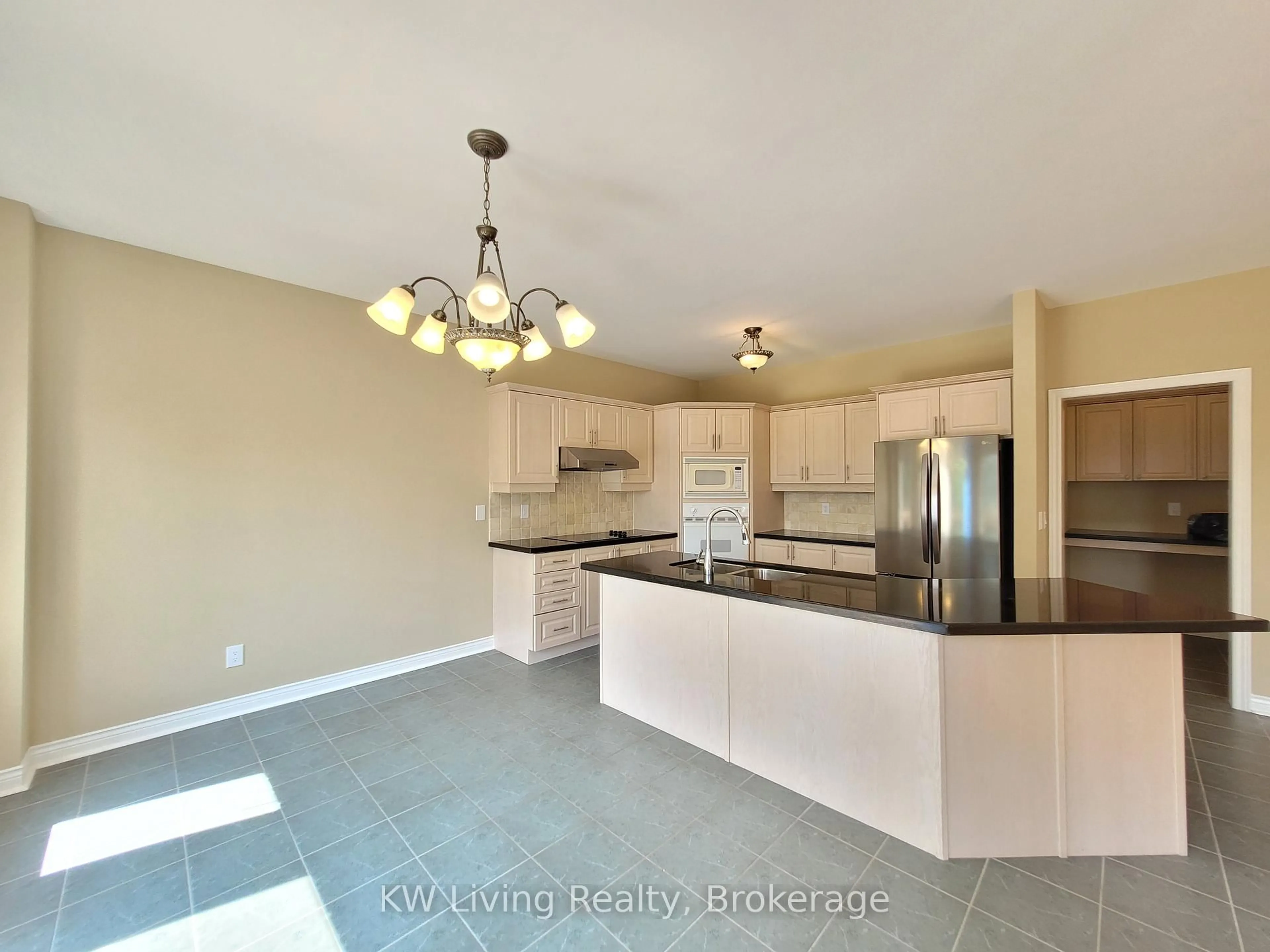 Open concept kitchen, ceramic/tile floor for 858 Silverthorn Mill Ave, Mississauga Ontario L5W 1B1