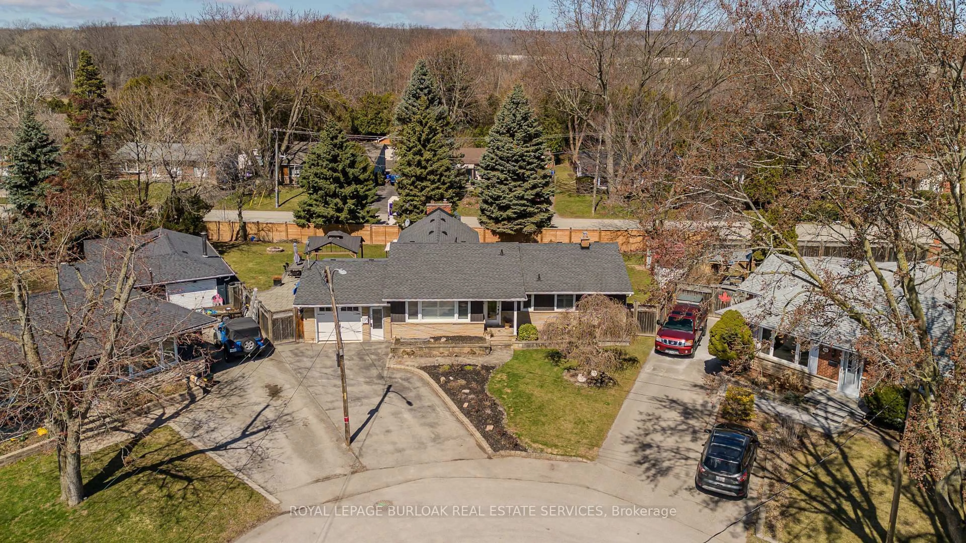 A pic from outside/outdoor area/front of a property/back of a property/a pic from drone, unknown for 1100 Dovercourt Ave, Burlington Ontario L7T 3C5
