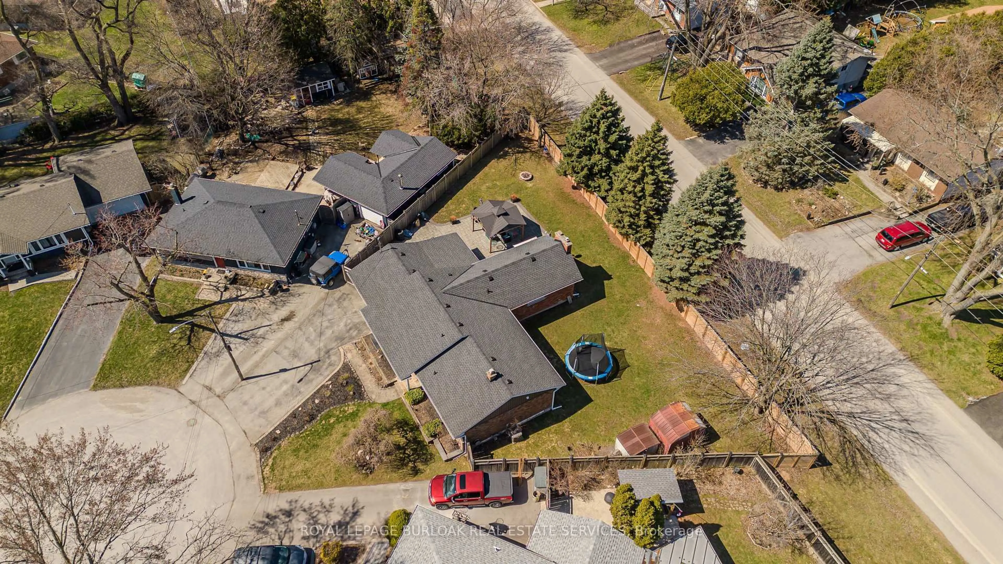 A pic from outside/outdoor area/front of a property/back of a property/a pic from drone, street for 1100 Dovercourt Ave, Burlington Ontario L7T 3C5