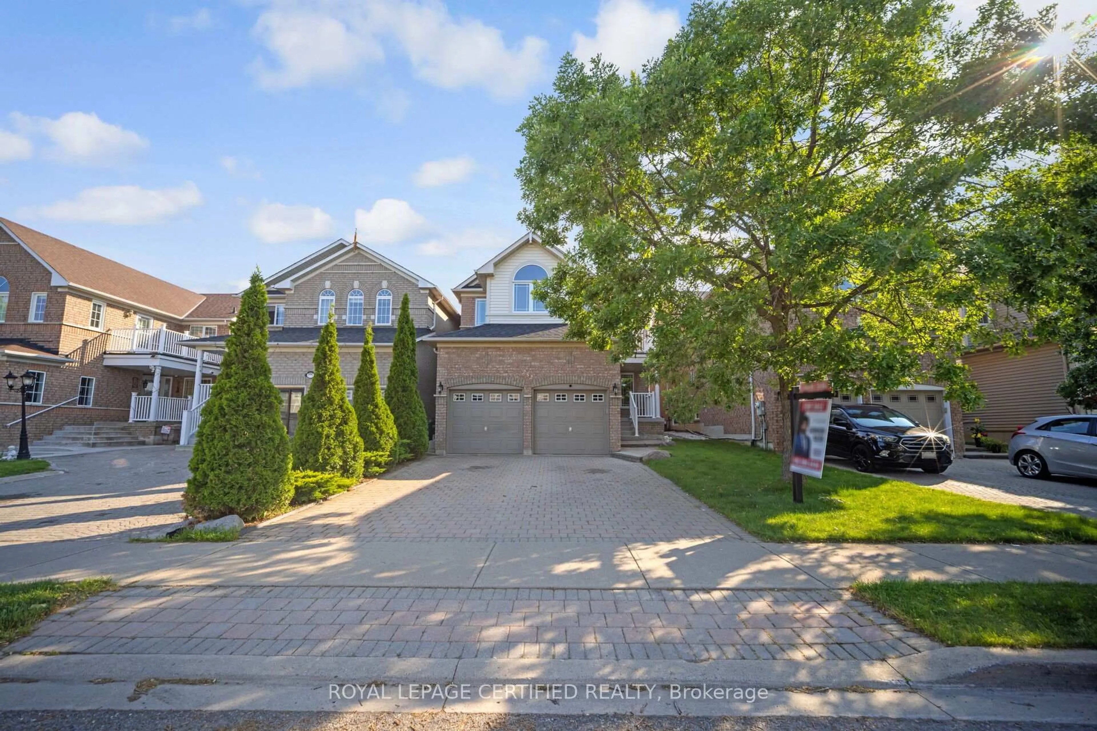A pic from outside/outdoor area/front of a property/back of a property/a pic from drone, street for 252 Vintage Gate, Brampton Ontario L6X 5B7