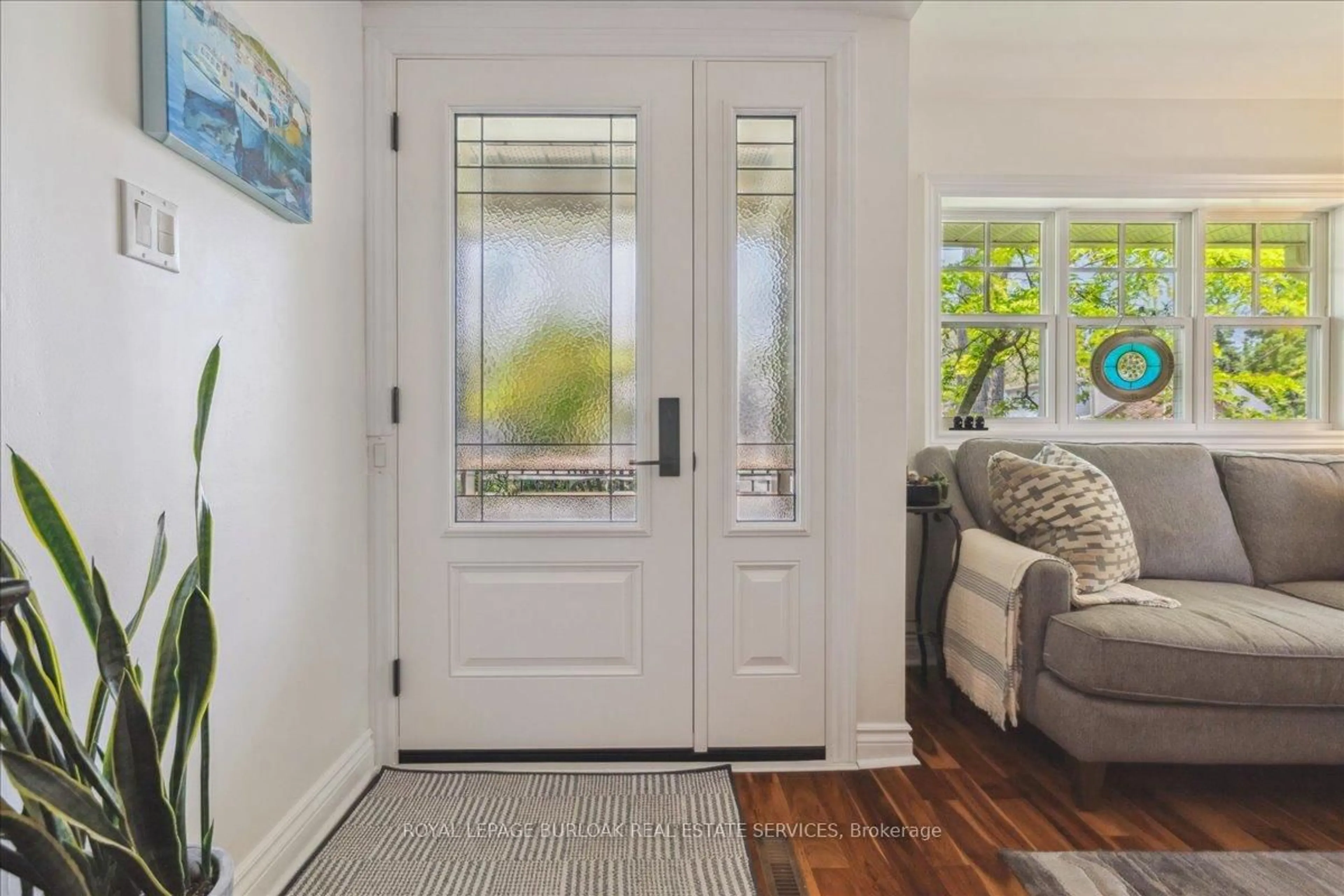 Indoor entryway for 556 Hager Ave, Burlington Ontario L7S 1P5
