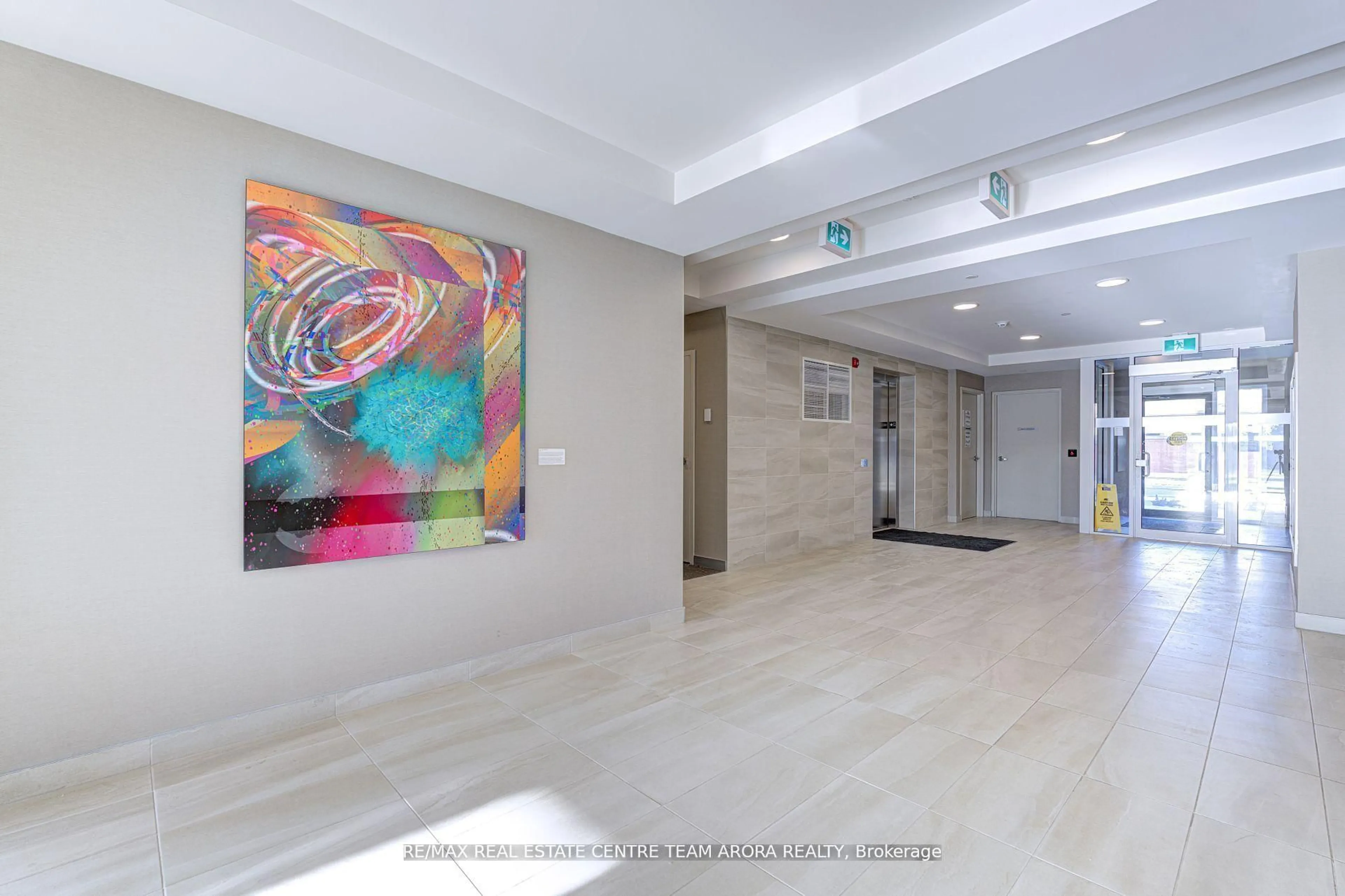 Indoor foyer for 58 Sky Harbour Dr #417, Brampton Ontario L6Y 0C1