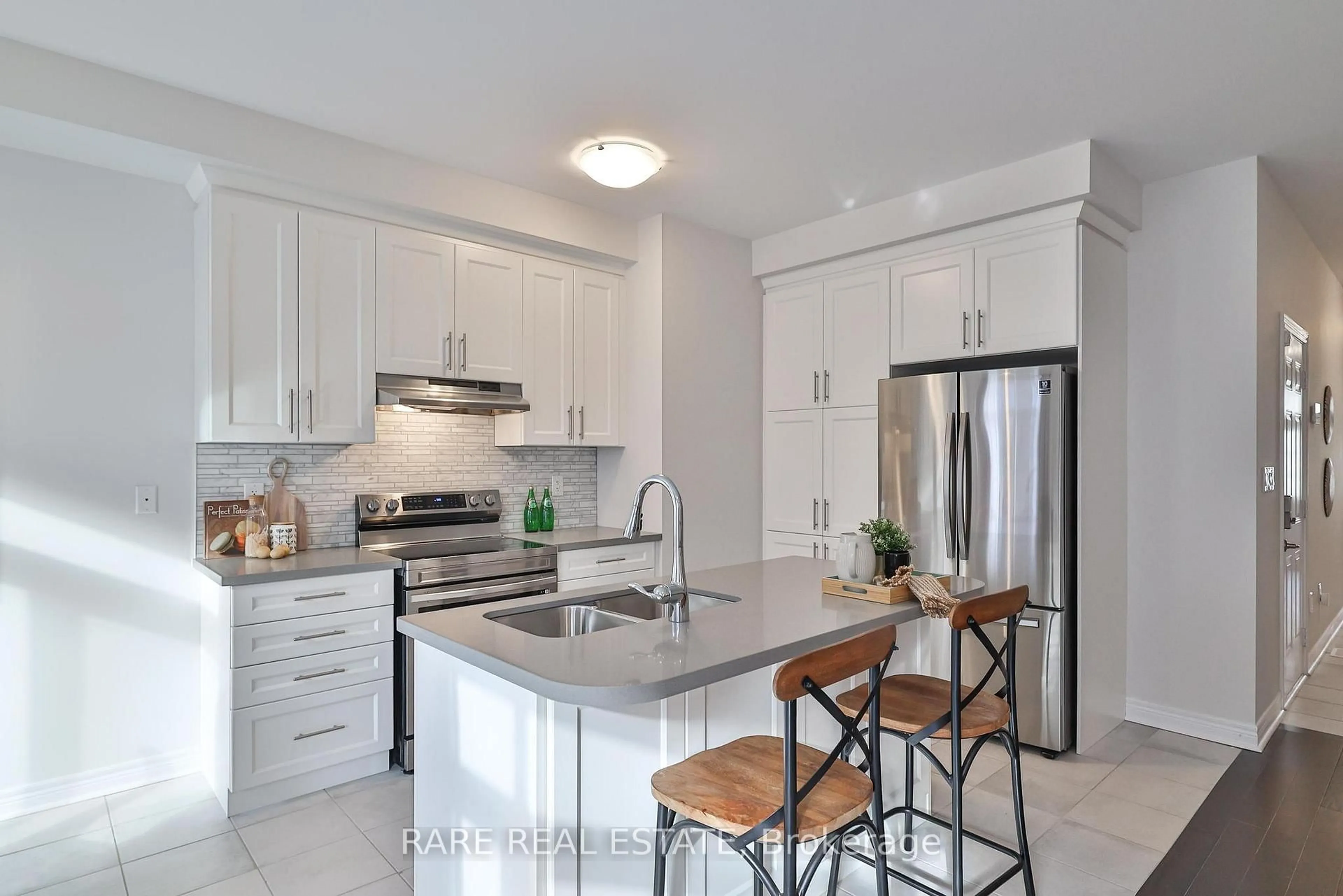 Open concept kitchen, ceramic/tile floor for 125 Marigold Gdns, Oakville Ontario L6H 0Y1