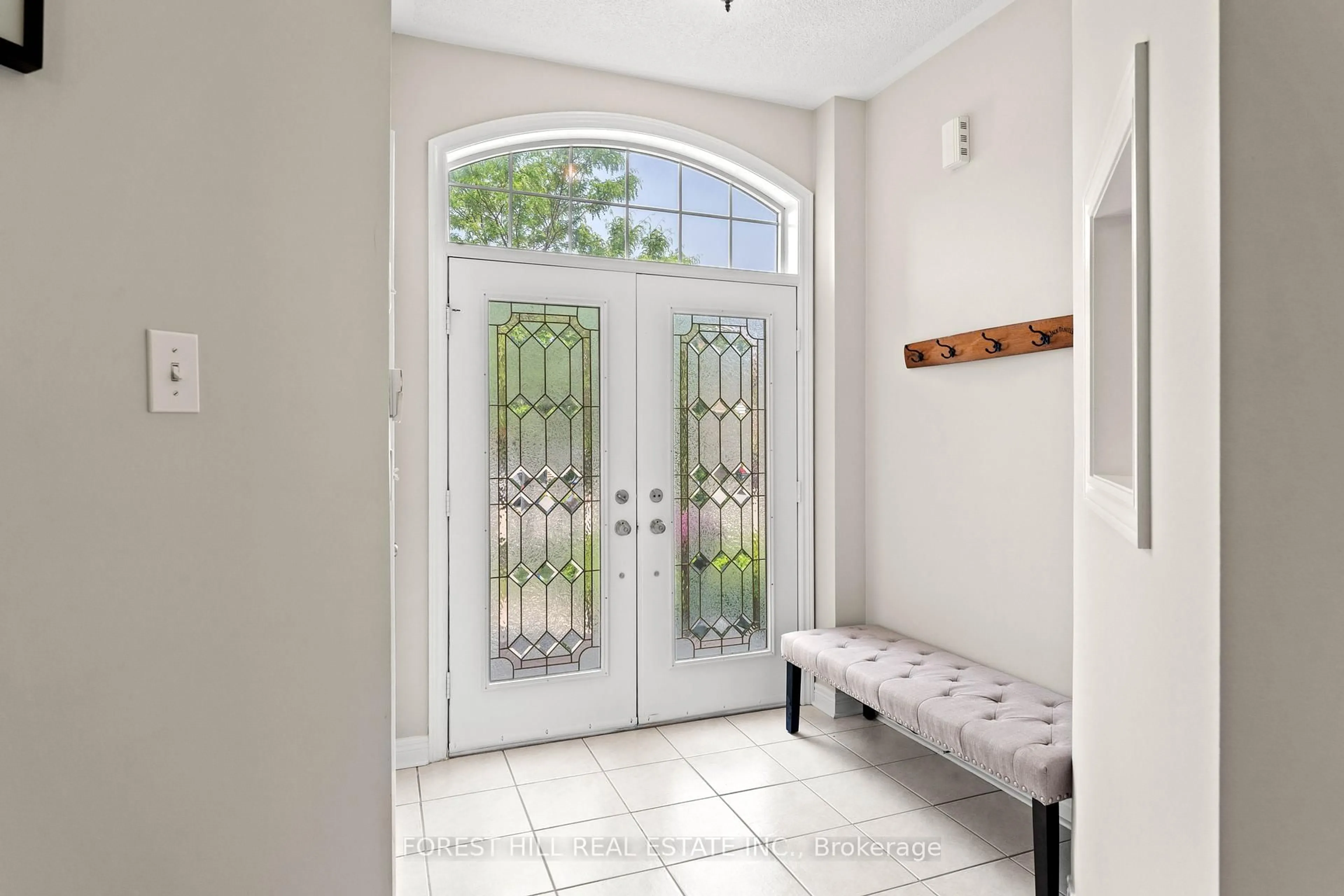 Indoor entryway for 2332 Glenfield Rd, Oakville Ontario L6M 3V1