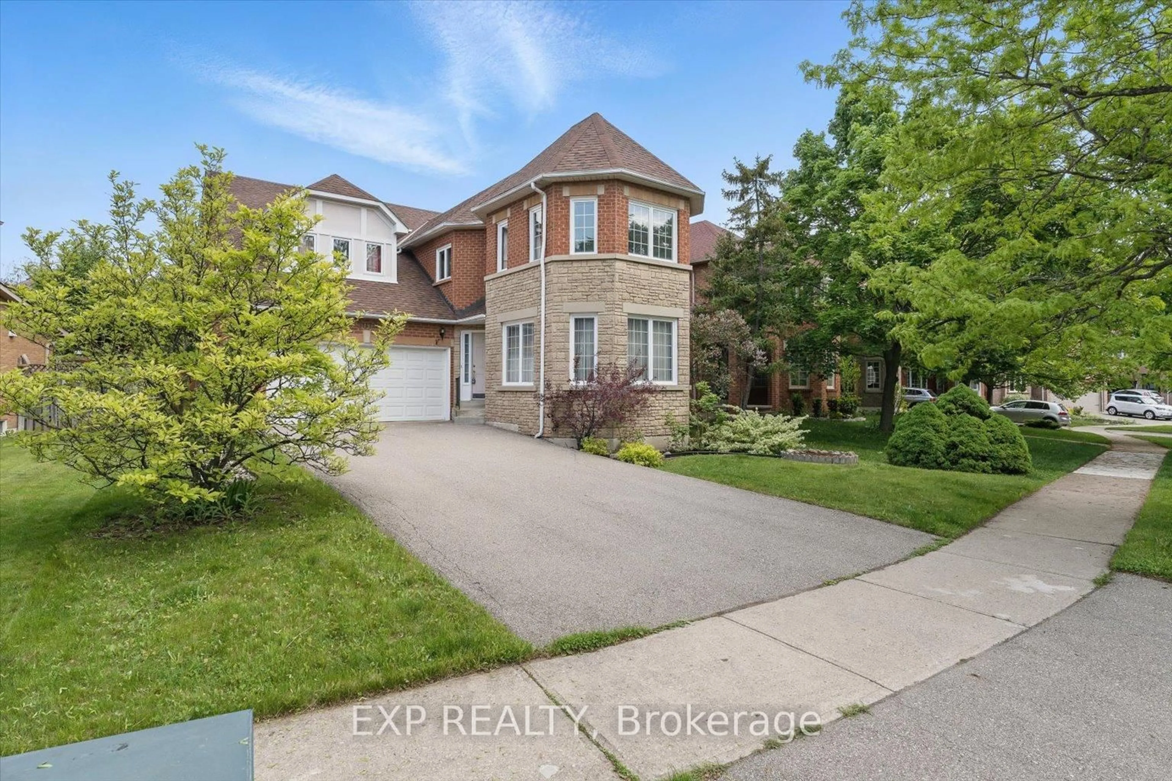 A pic from outside/outdoor area/front of a property/back of a property/a pic from drone, street for 5016 Natkarni Cres, Mississauga Ontario L5V 1L2